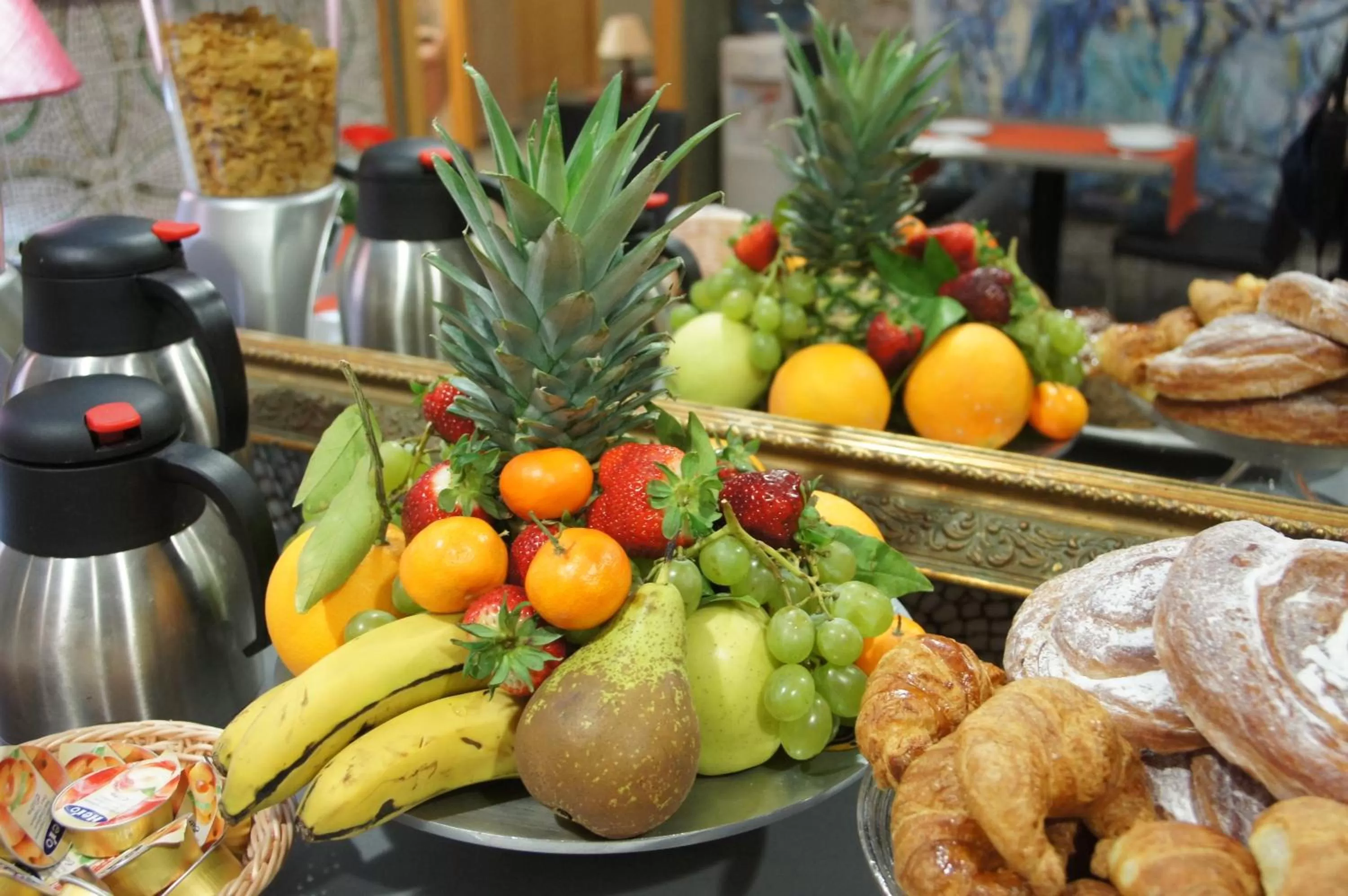 Restaurant/places to eat in Hotel MR