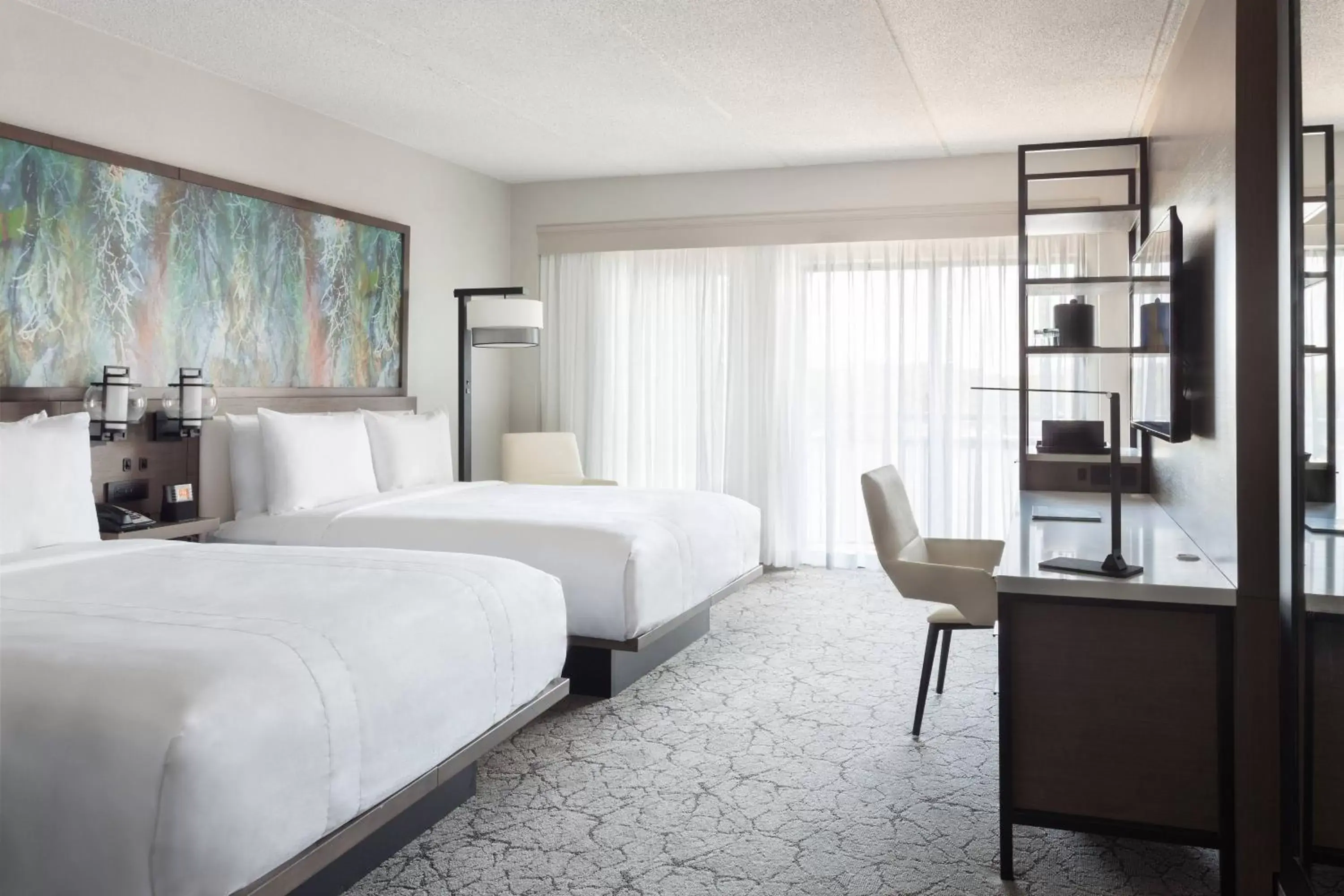 Photo of the whole room, Bed in Marriott Savannah Riverfront