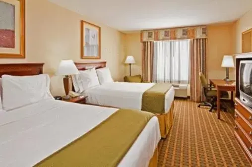 Bed in Holiday Inn Express Hotel & Suites Meridian, an IHG Hotel