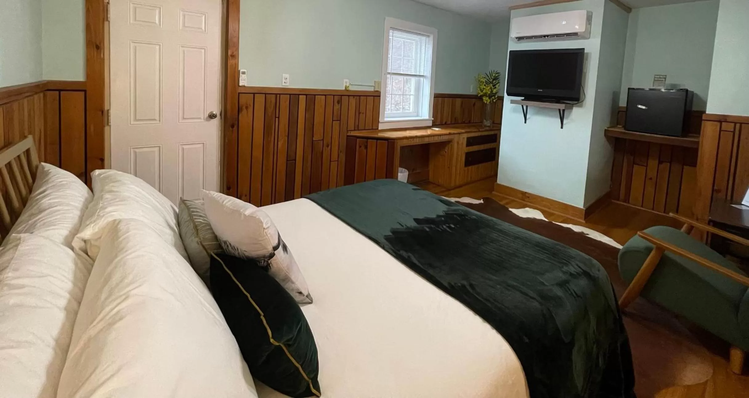 Bed in Skyline Village Inn