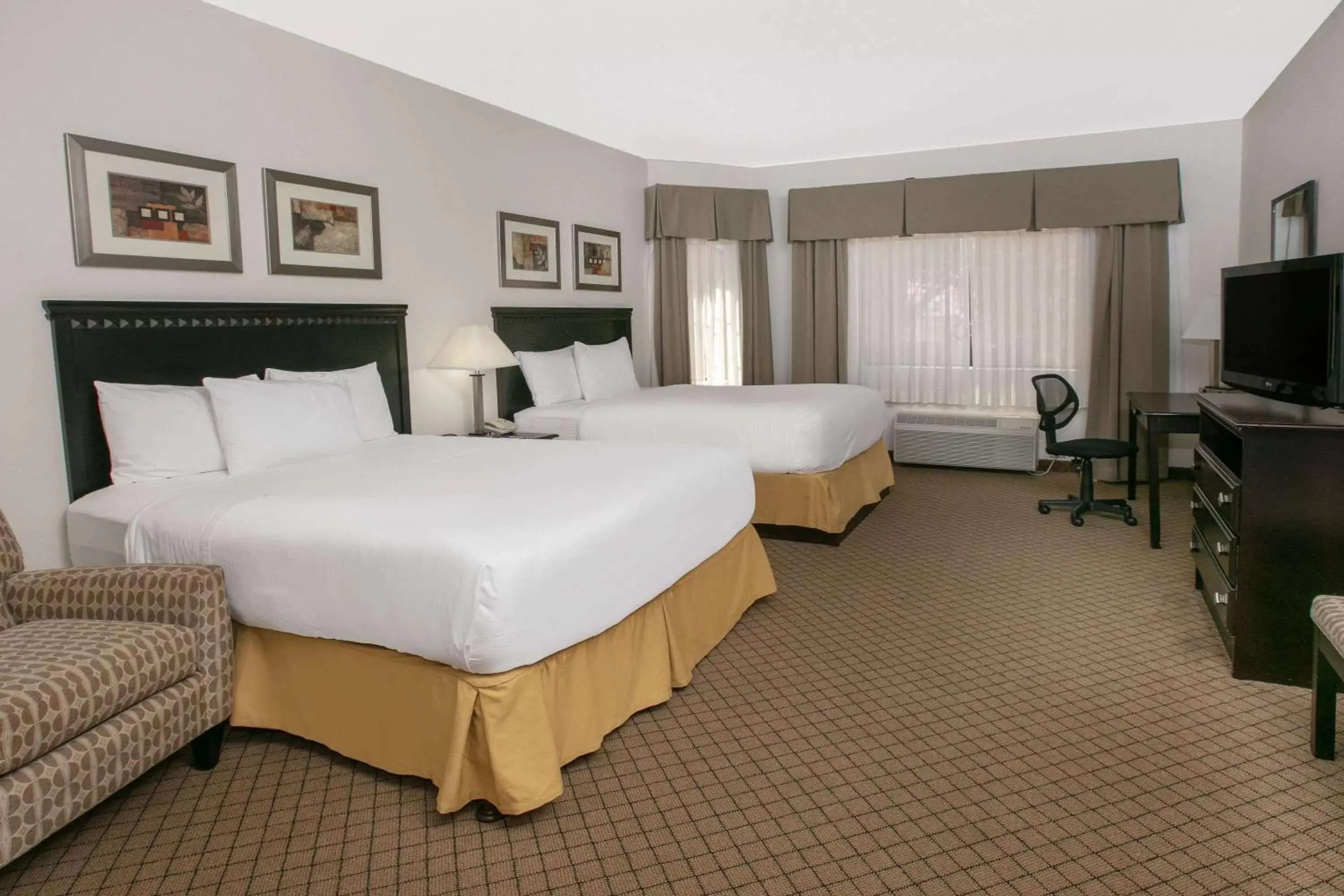 Photo of the whole room, Bed in Baymont by Wyndham Roswell