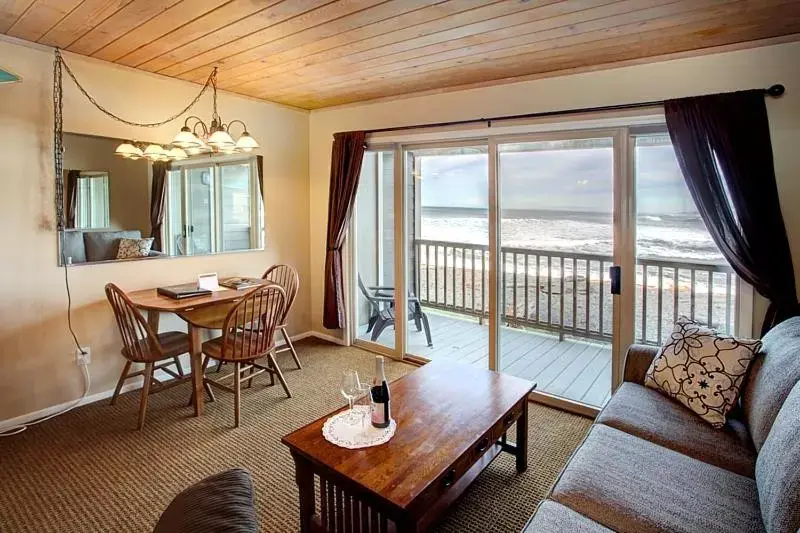 Seating Area in Lanai at the Cove