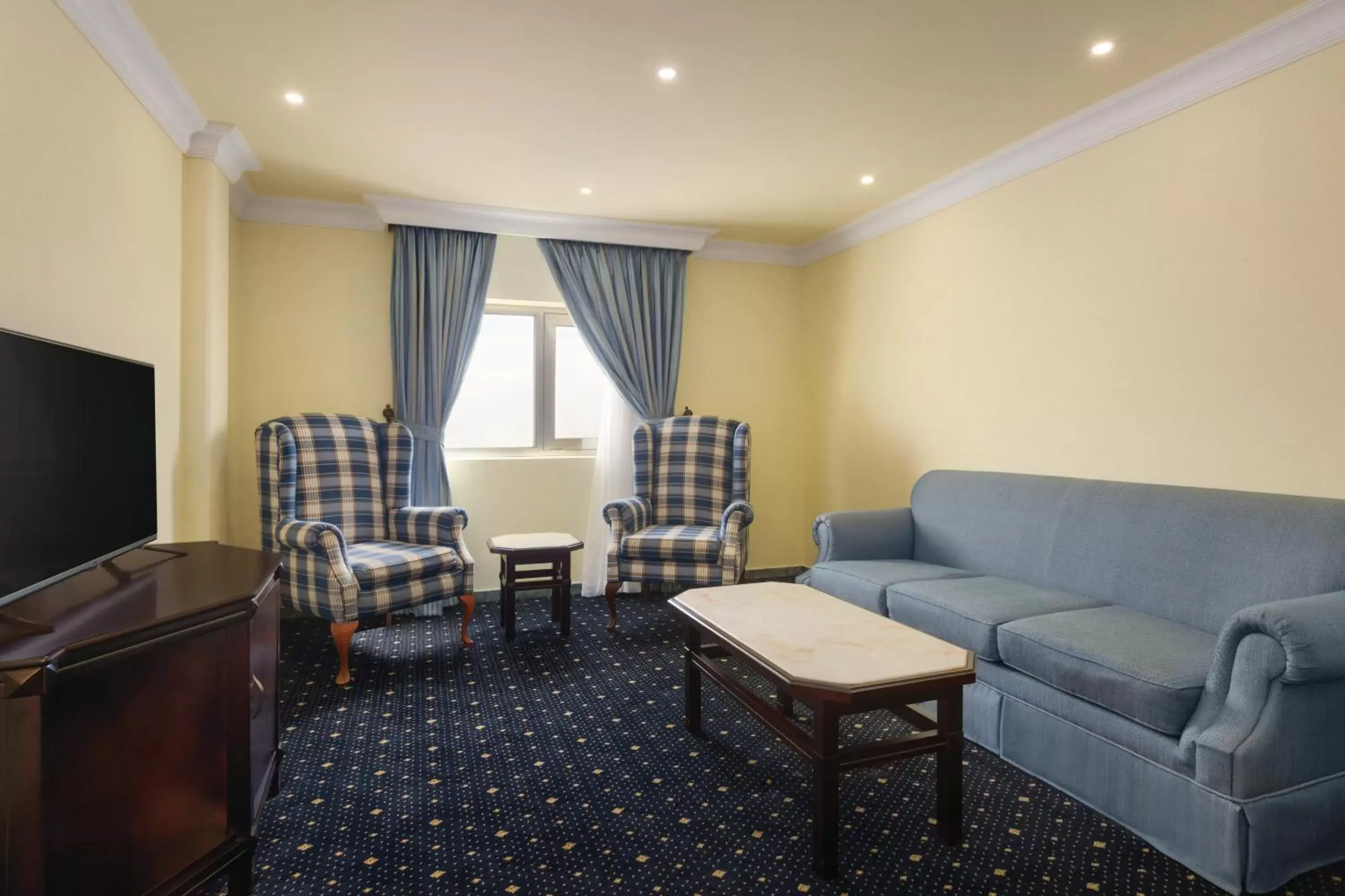 Communal lounge/ TV room, Seating Area in Howard Johnson Dammam Hotel