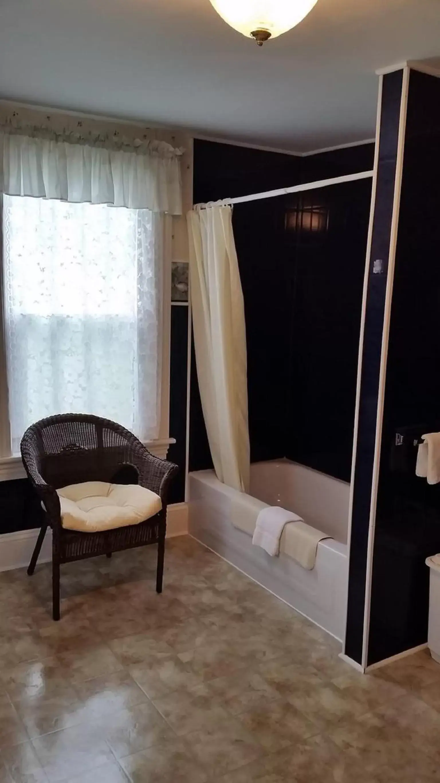 Bathroom, Seating Area in Bayside Inn