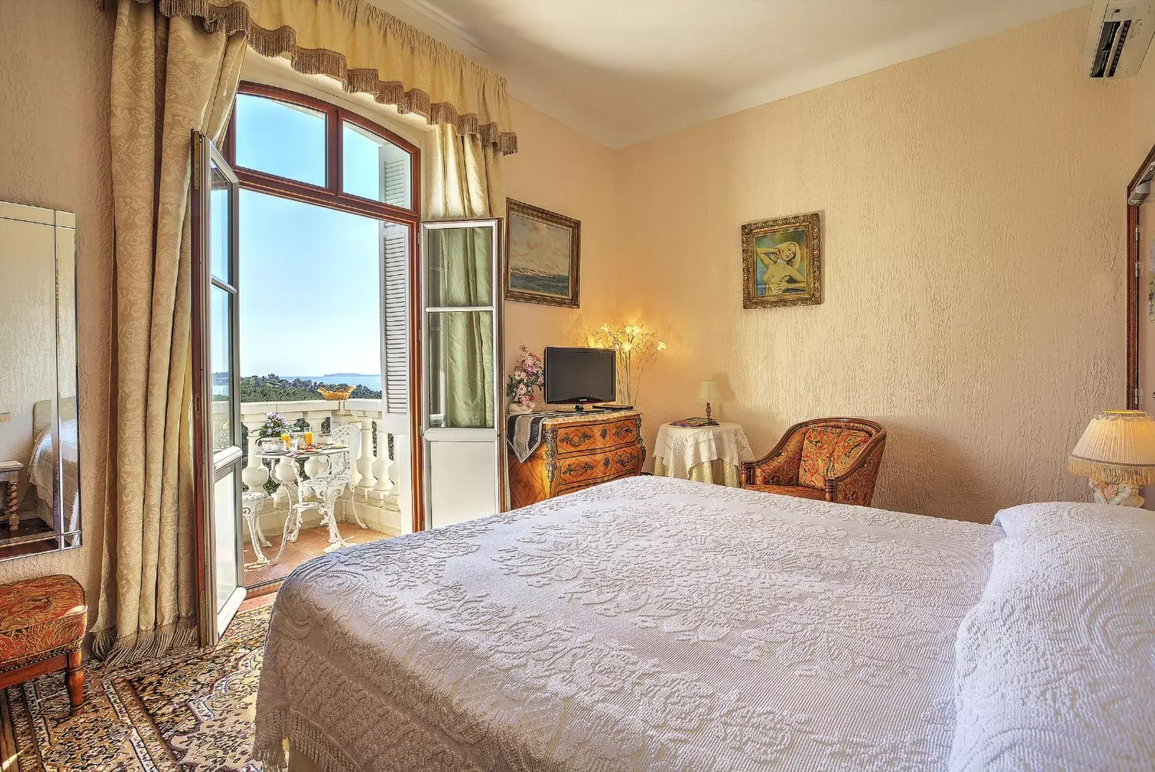 Superior Double Room with Sea View, terrace and Balcony in Le Château de Mei Lese