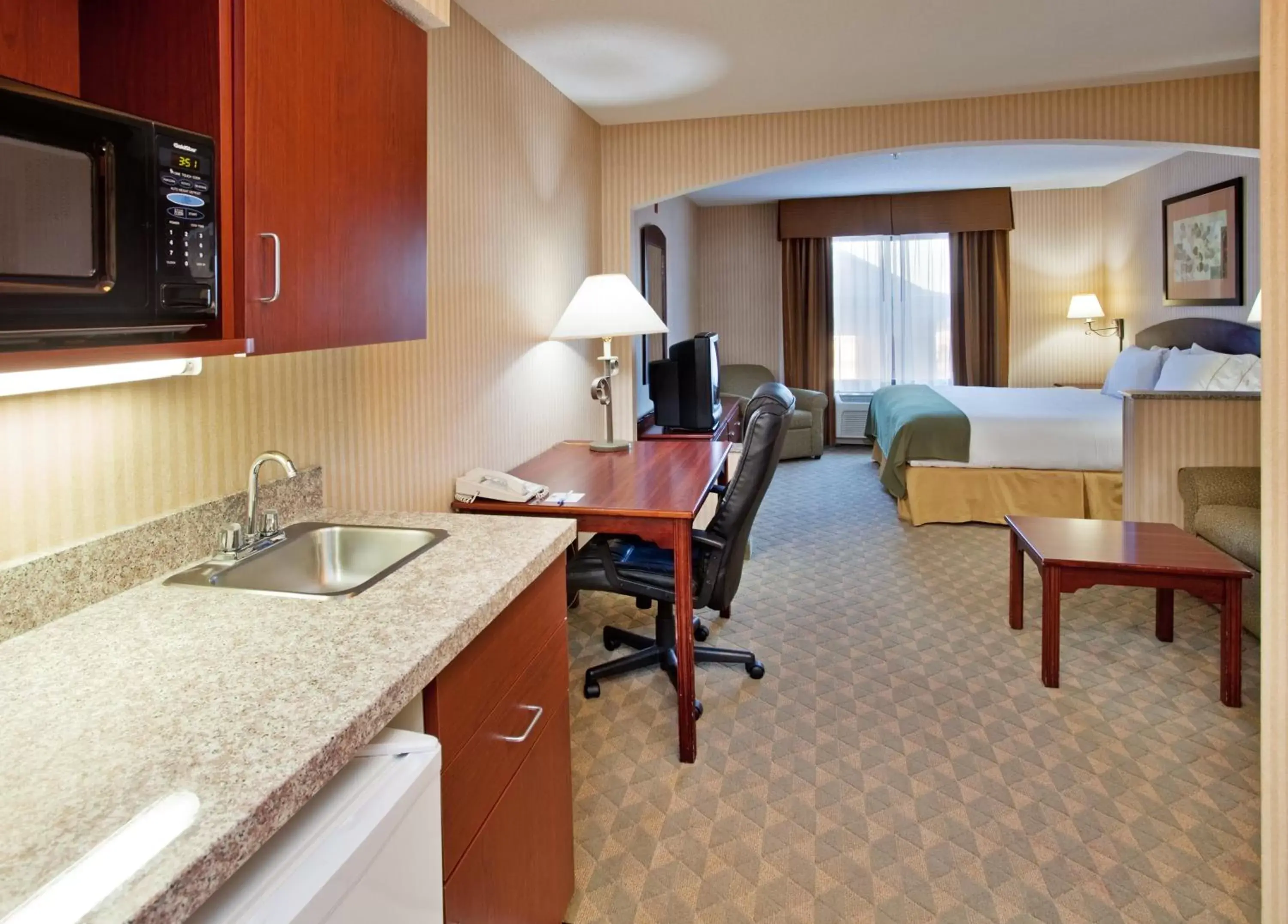 Photo of the whole room in Holiday Inn Express & Suites Lansing-Leavenworth, an IHG Hotel