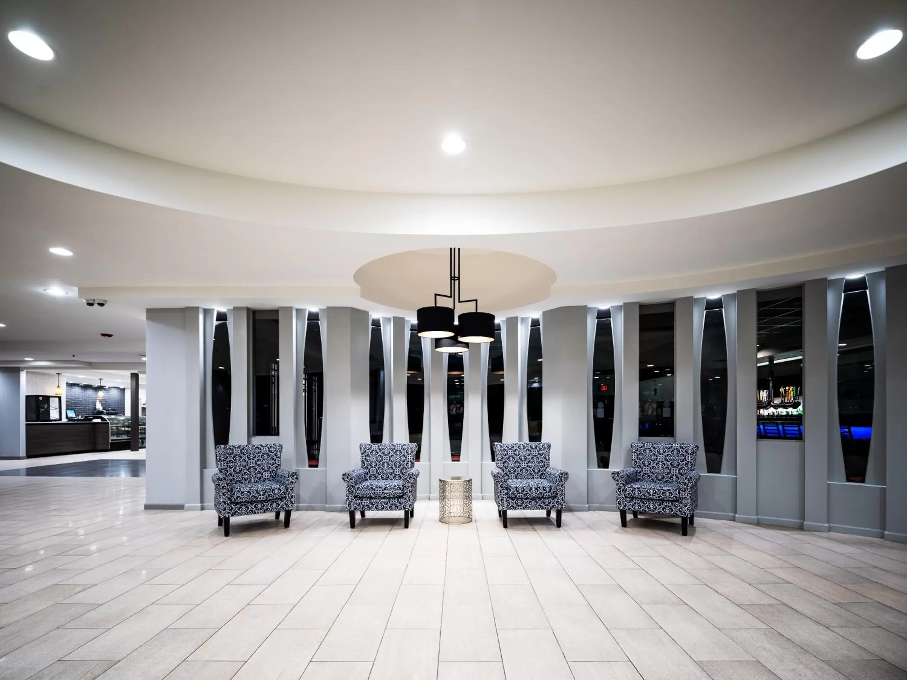 Seating area in Holiday Inn Newark International Airport