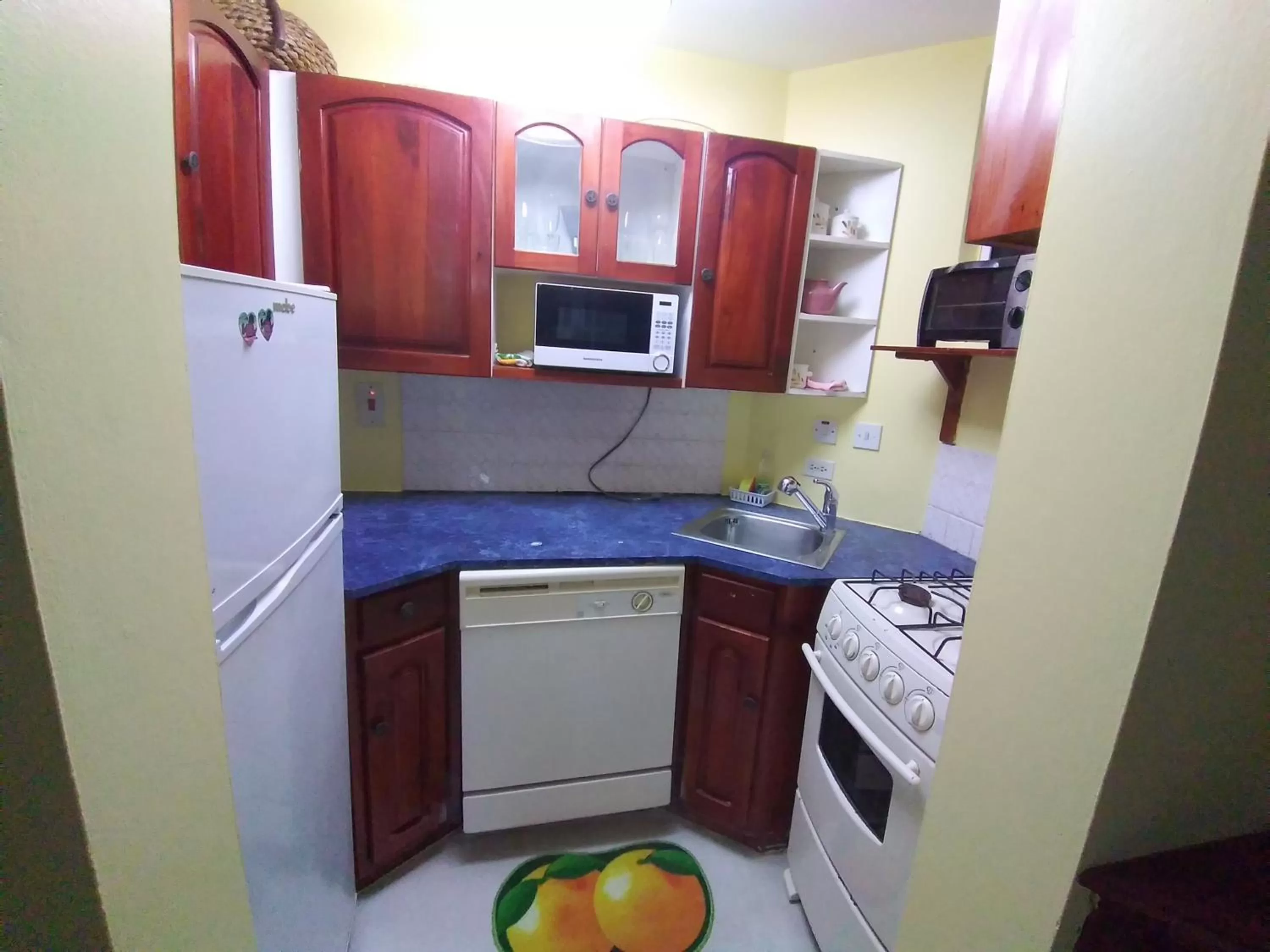 Kitchen or kitchenette in Seacastles by the beach/pool
