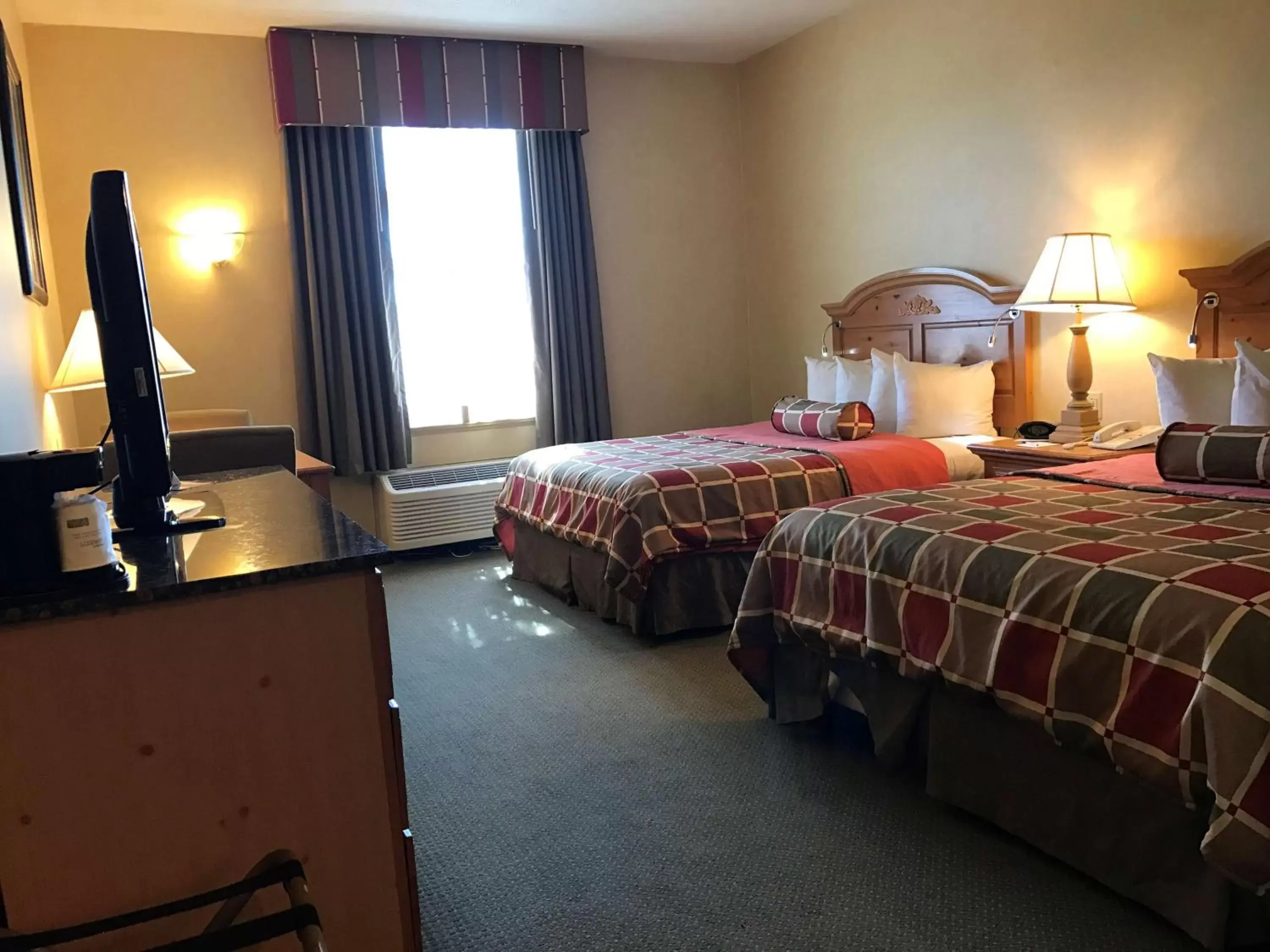 Photo of the whole room, Bed in Best Western PLUS Revere Inn & Suites