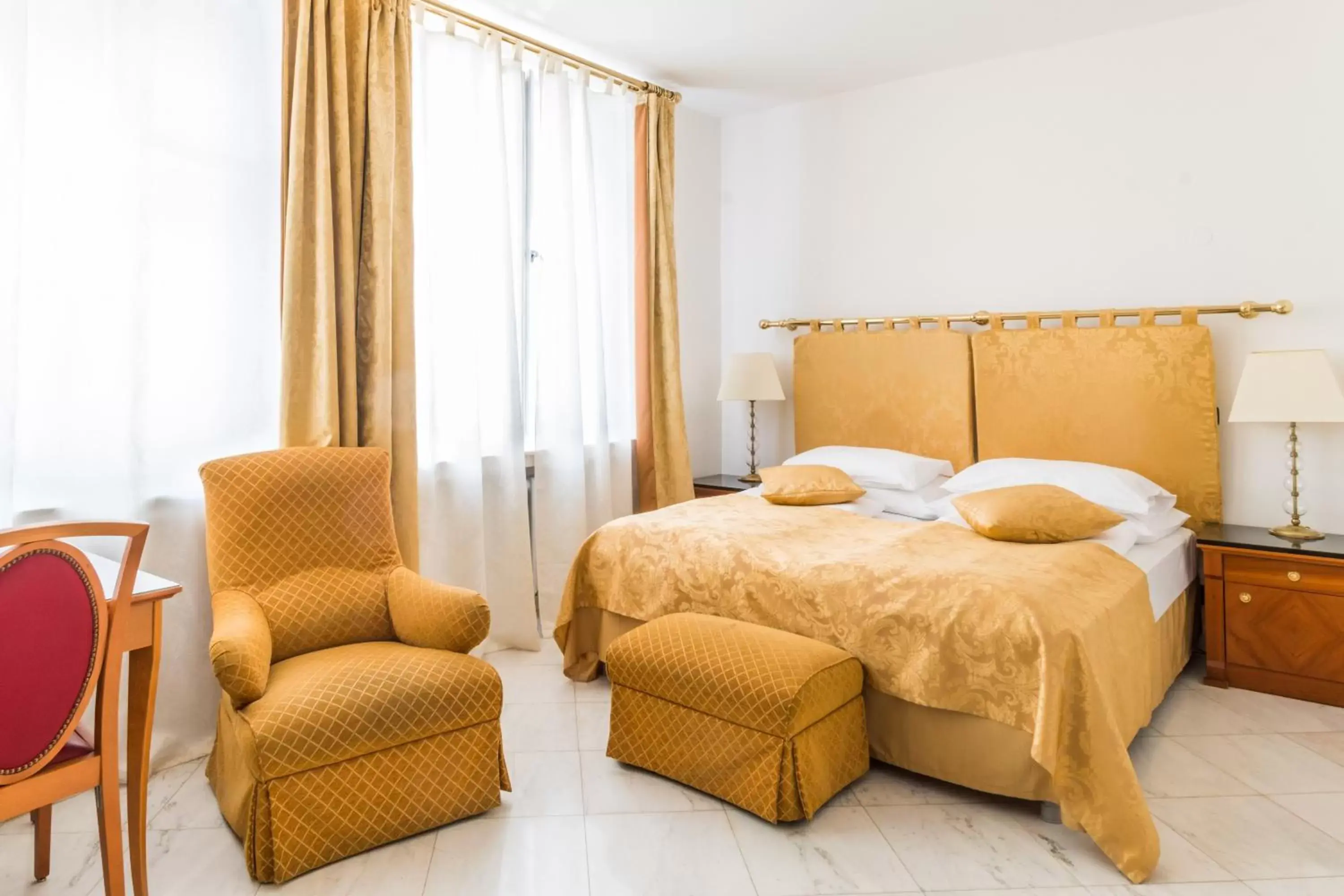 Seating area, Bed in Hotel Leon D´Oro