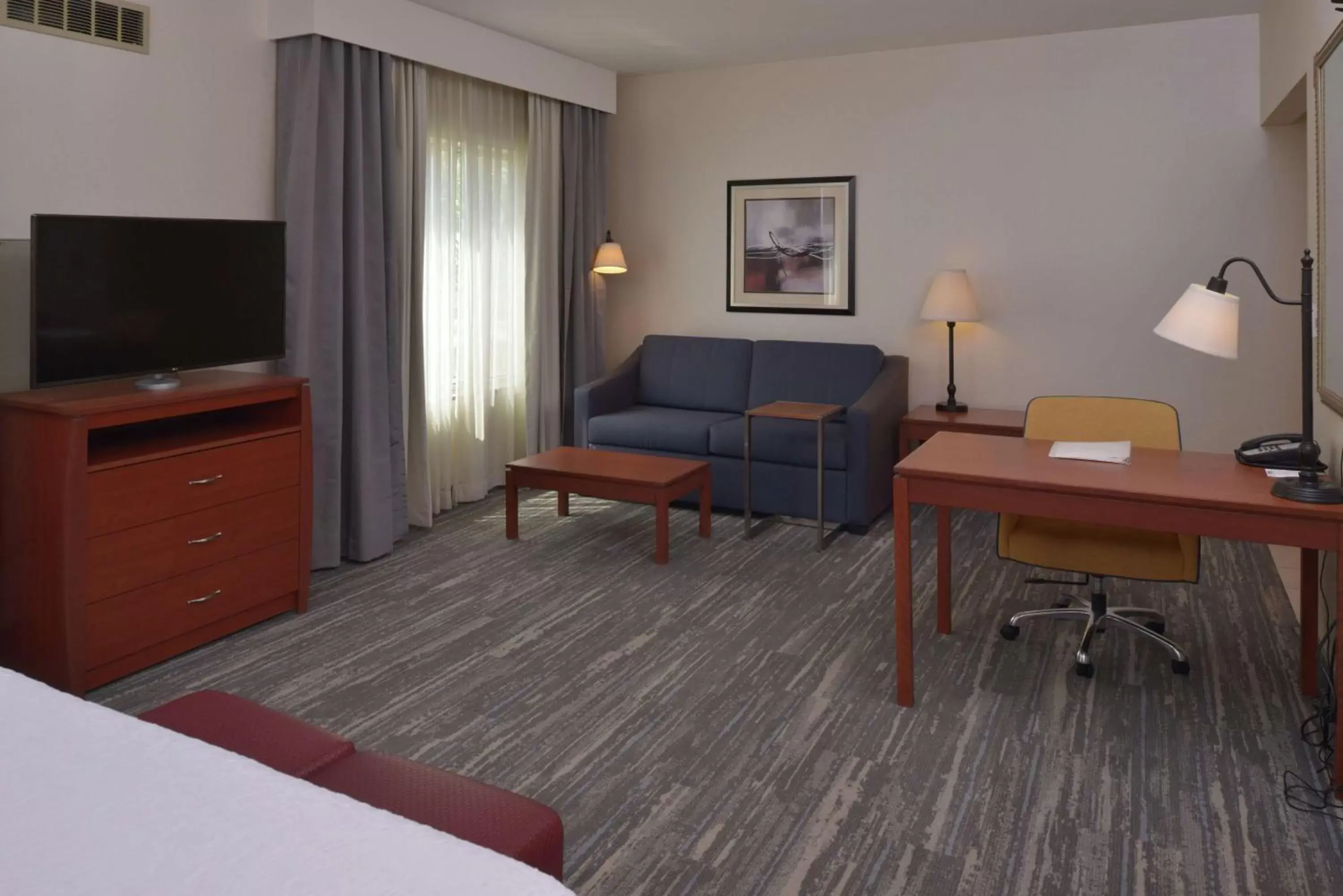 Bedroom, Seating Area in Hampton Inn and Suites Bakersfield North-Airport