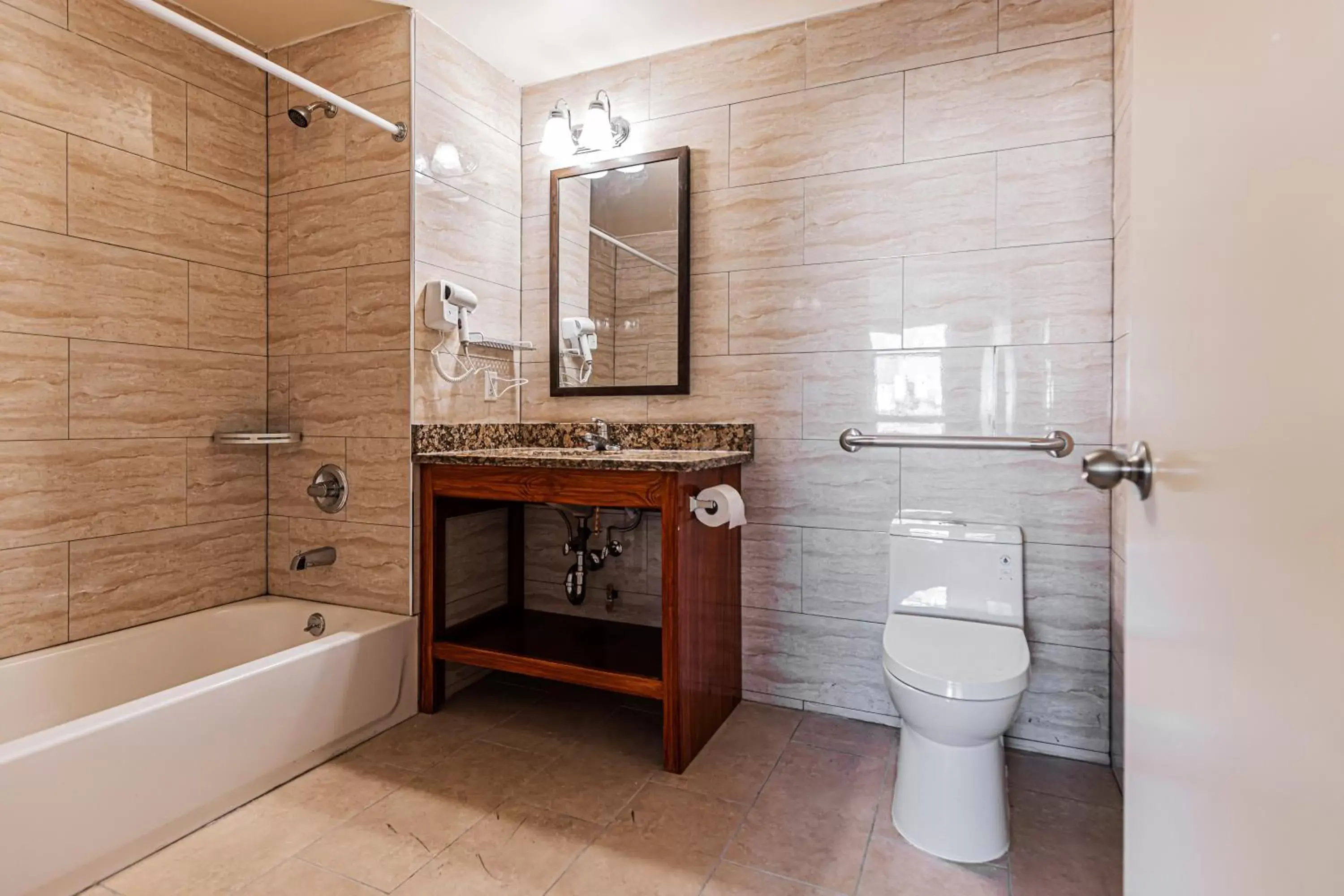 Bathroom in Astoria Inn LaGuardia Hotel