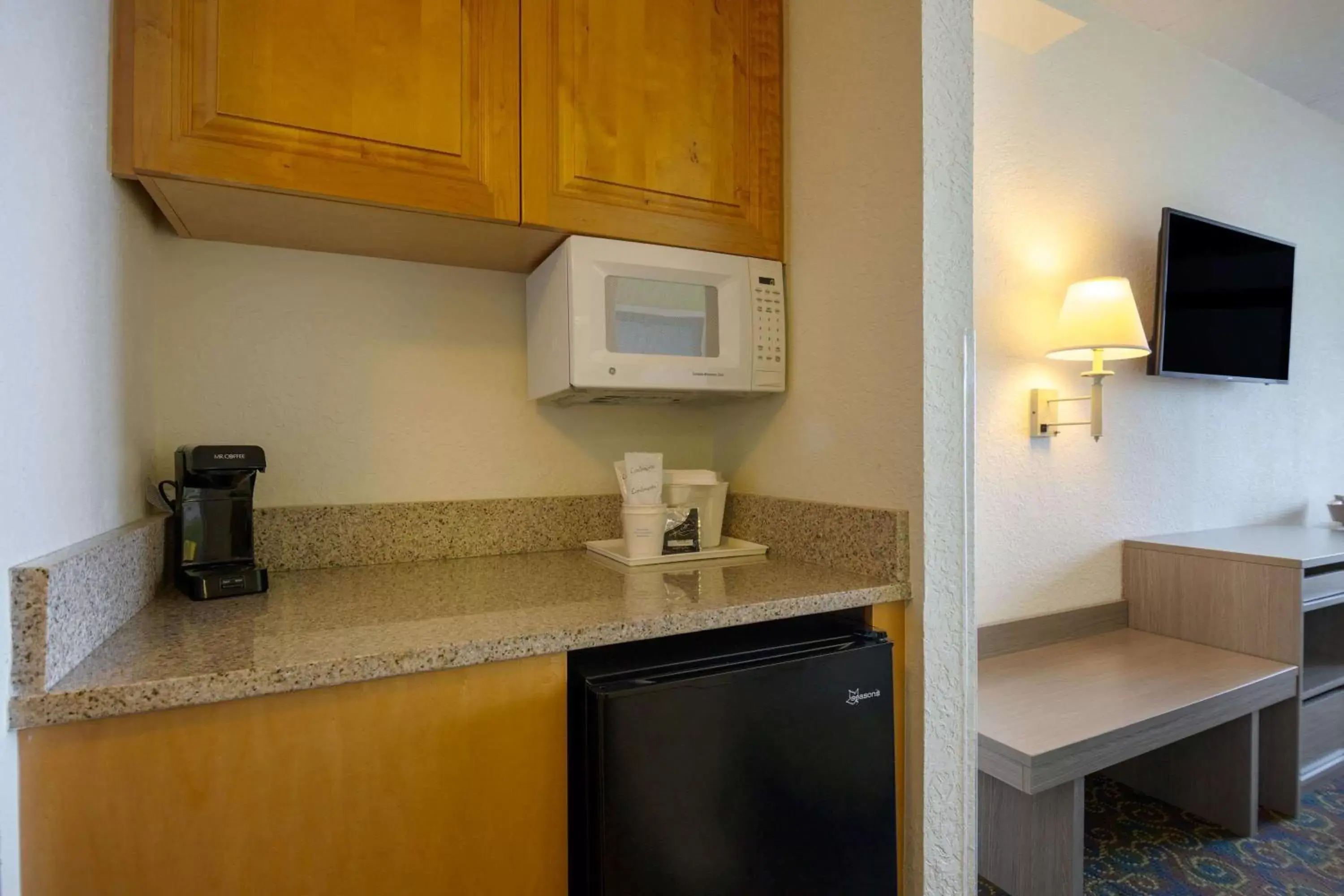 Coffee/tea facilities, TV/Entertainment Center in Travelodge by Wyndham Outer Banks/Kill Devil Hills