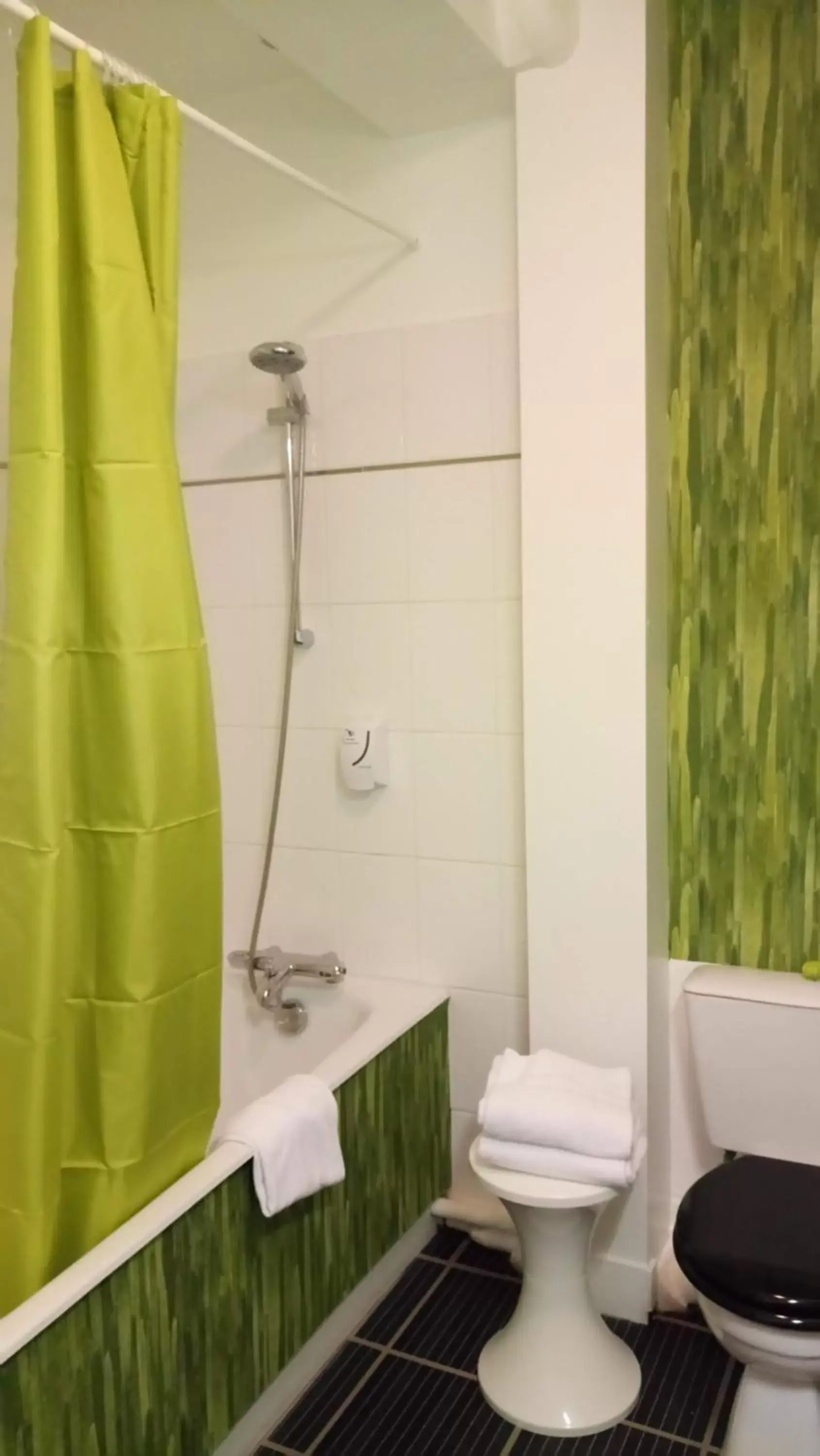 Shower, Bathroom in Hôtel Patton