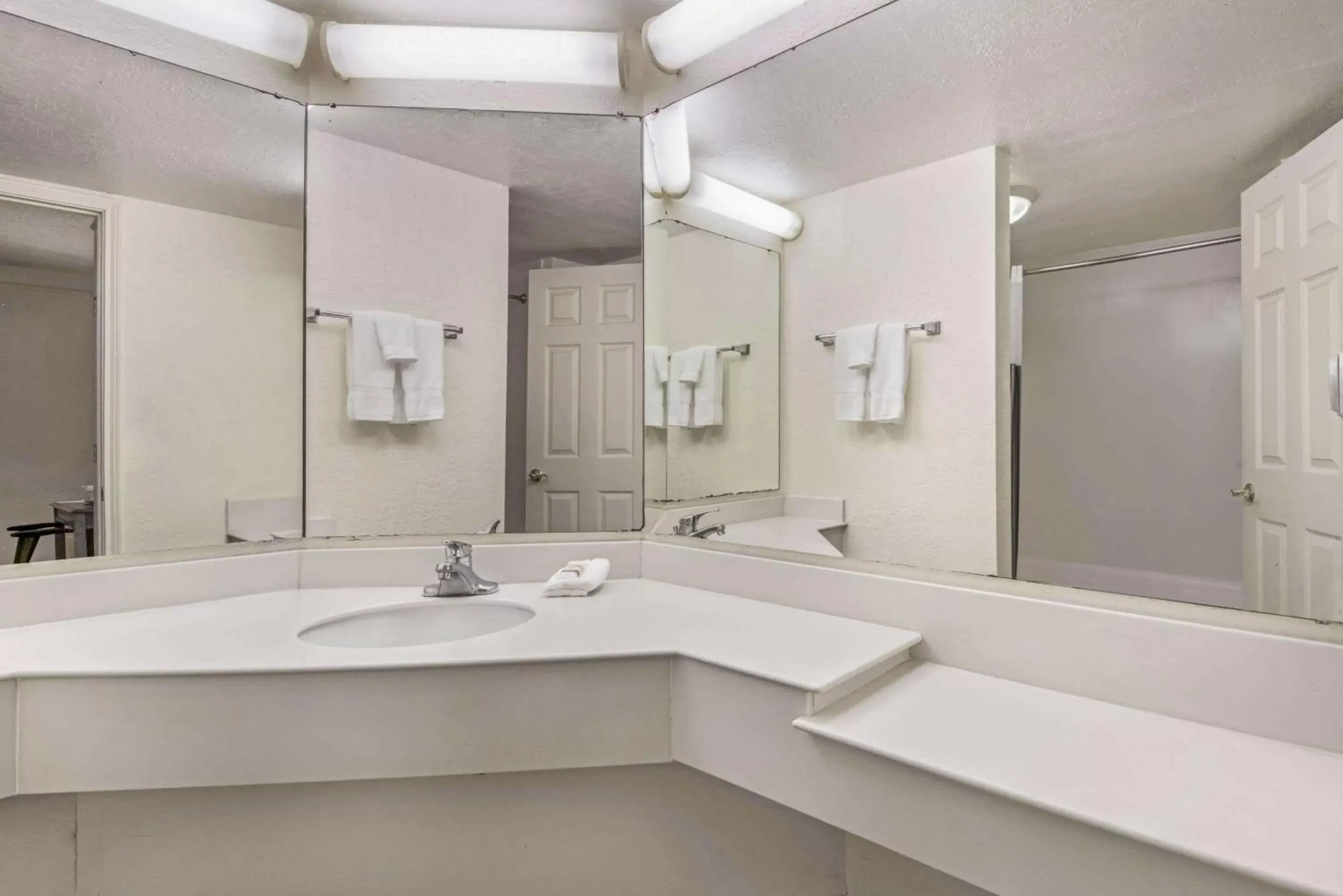 Bathroom in La Quinta Inn by Wyndham San Antonio I-35 N at Rittiman Rd