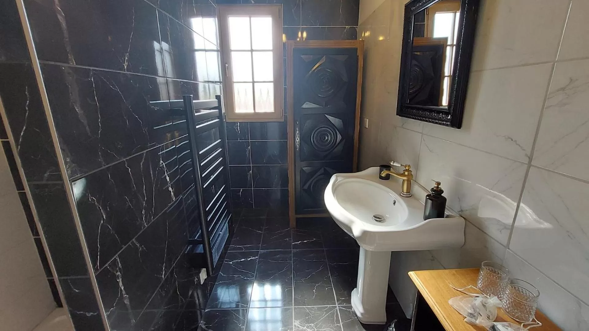 Bathroom in La Belle Epoque & Spa - Maison d'hôtes