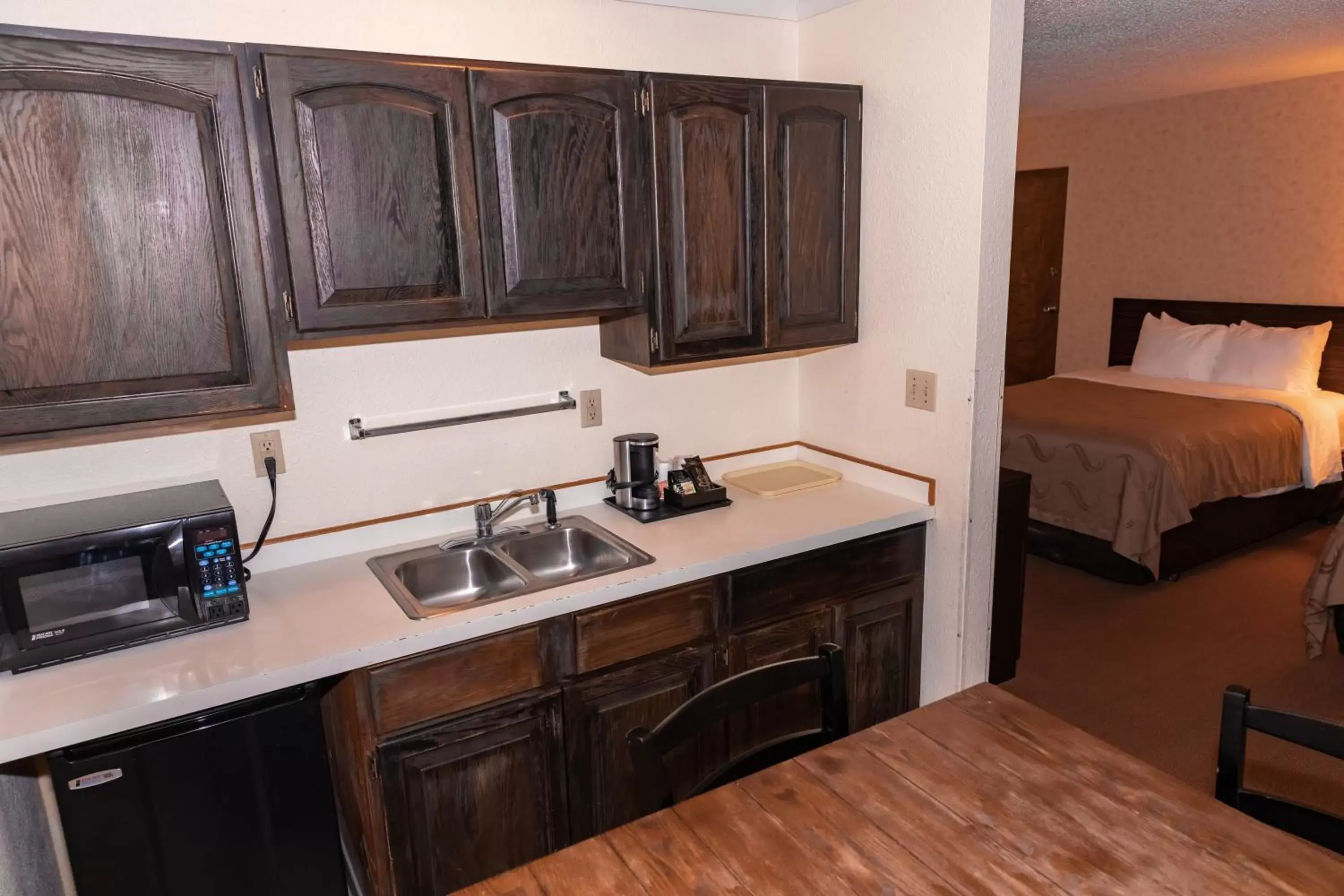 kitchen, Kitchen/Kitchenette in Quality Inn