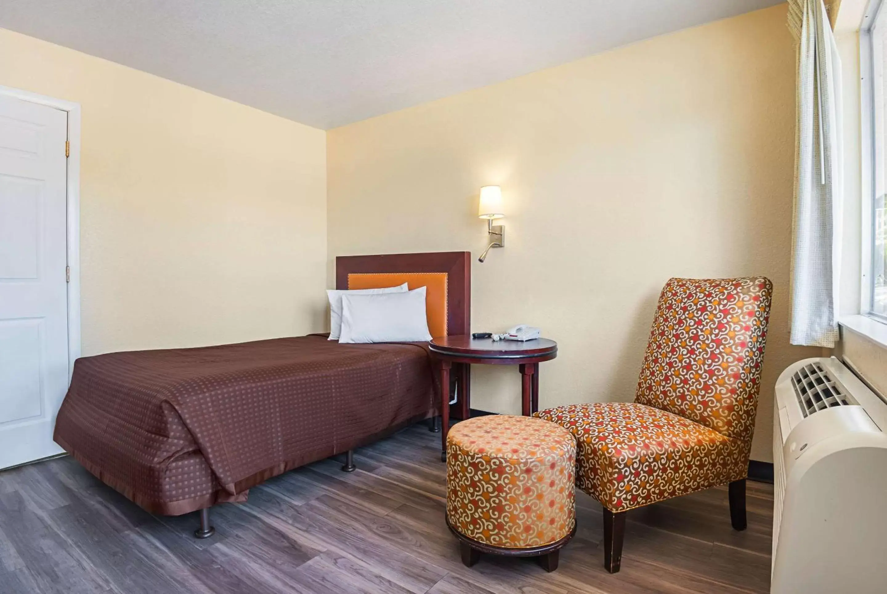 Photo of the whole room, Bed in Rodeway Inn Kissimmee Maingate West - Free Theme Park Shuttle