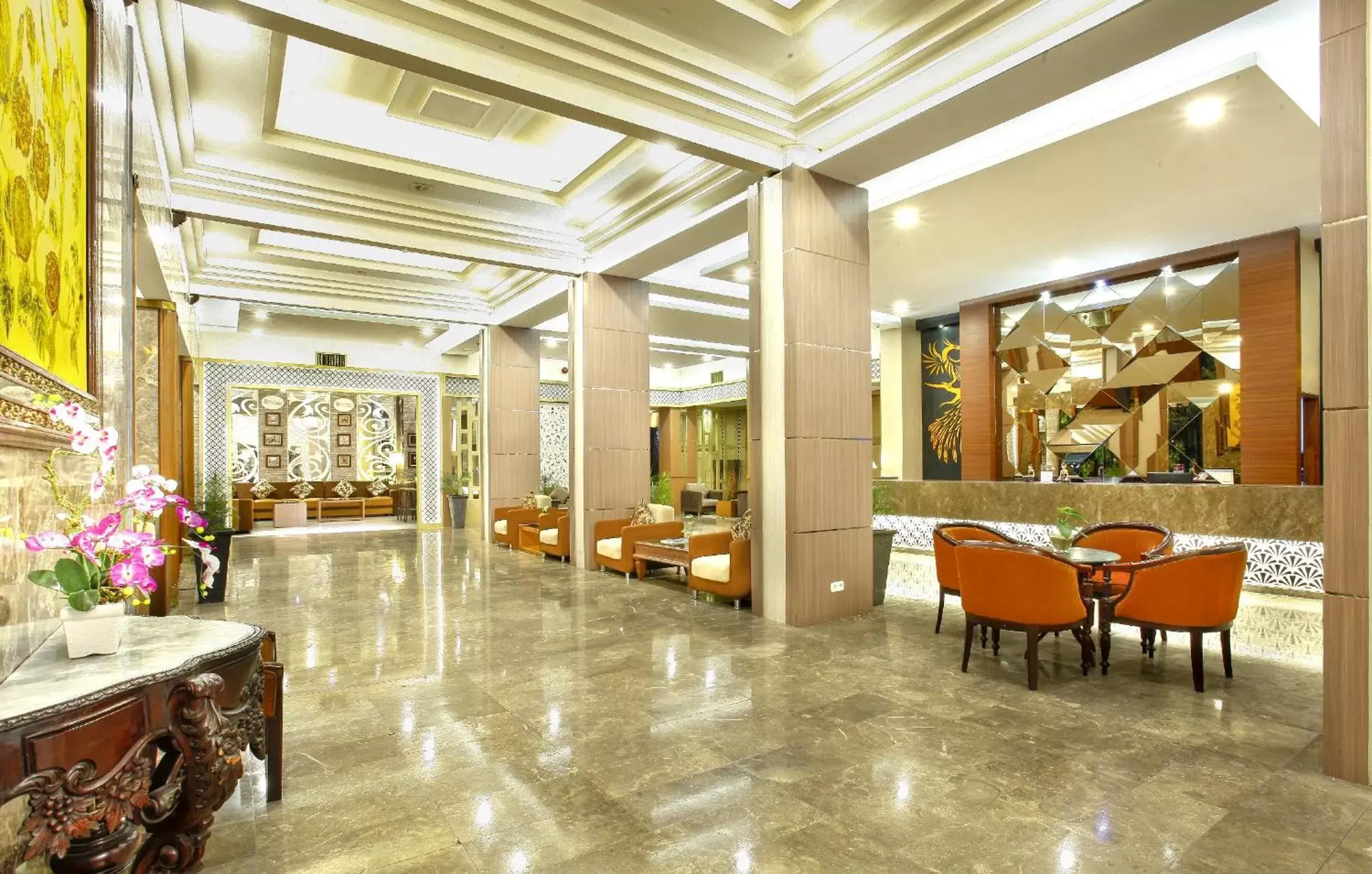 Lobby or reception, Restaurant/Places to Eat in Grand Inna Tunjungan