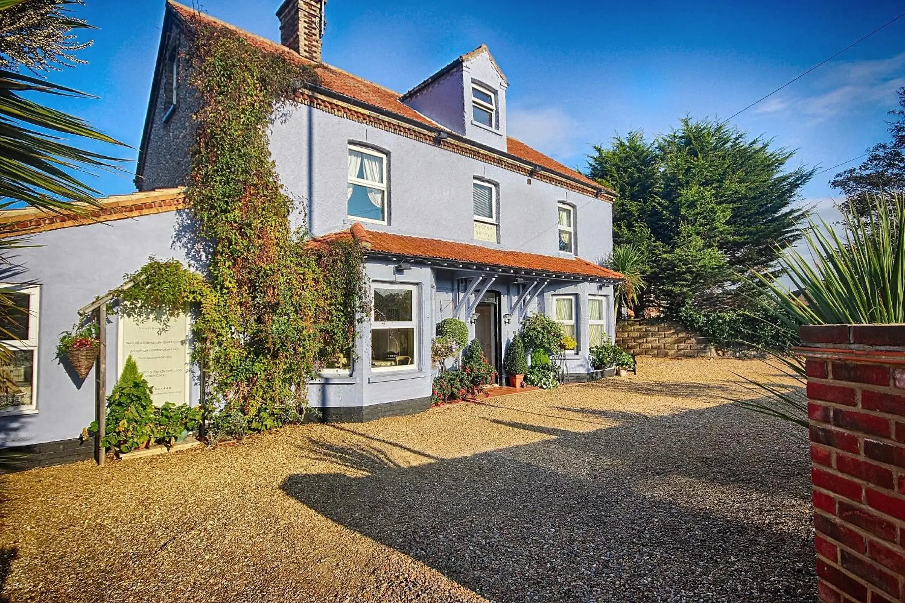 Facade/entrance, Property Building in Hooray Henrys