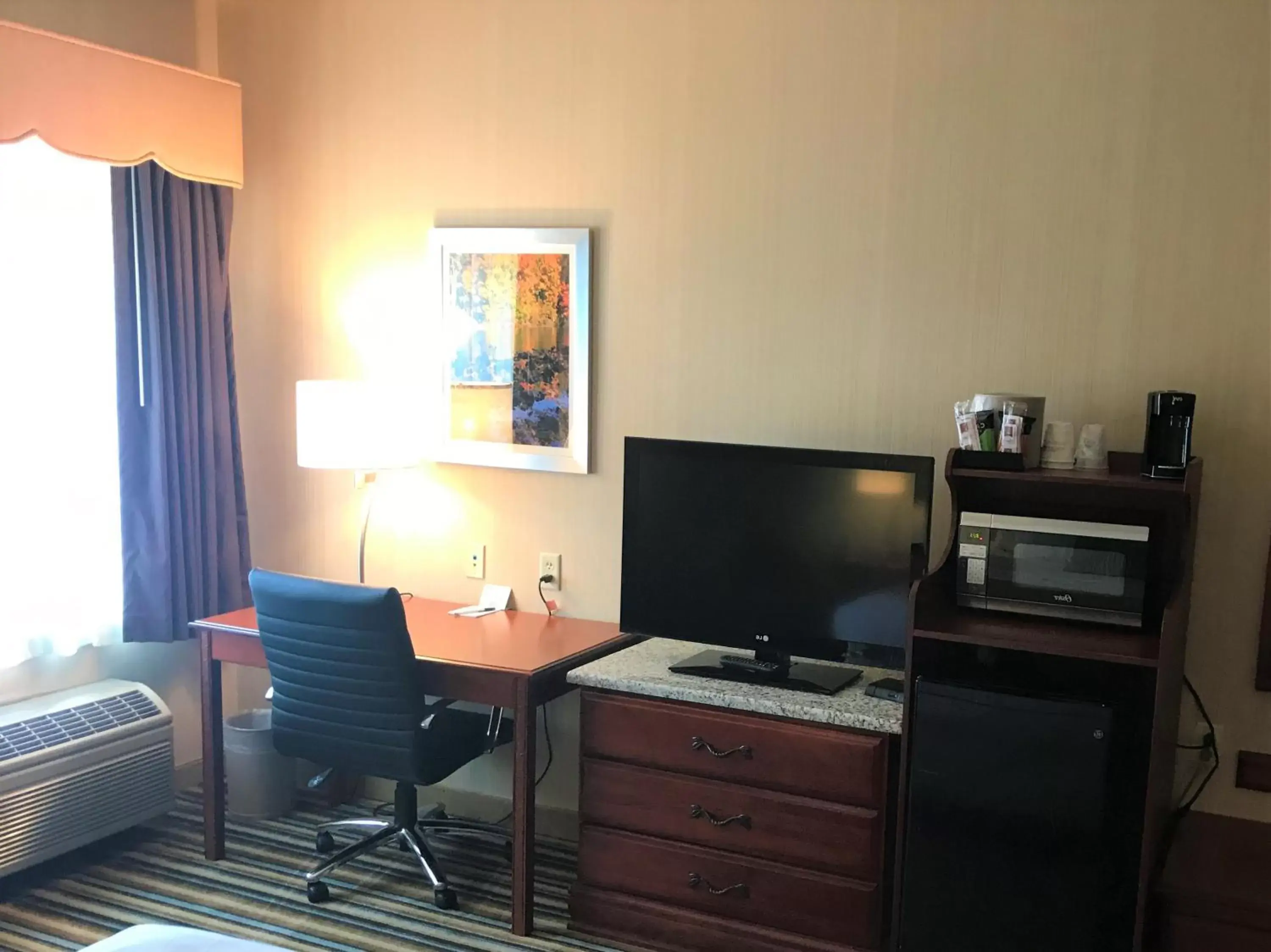 TV and multimedia, TV/Entertainment Center in Best Western Plus New England Inn & Suites