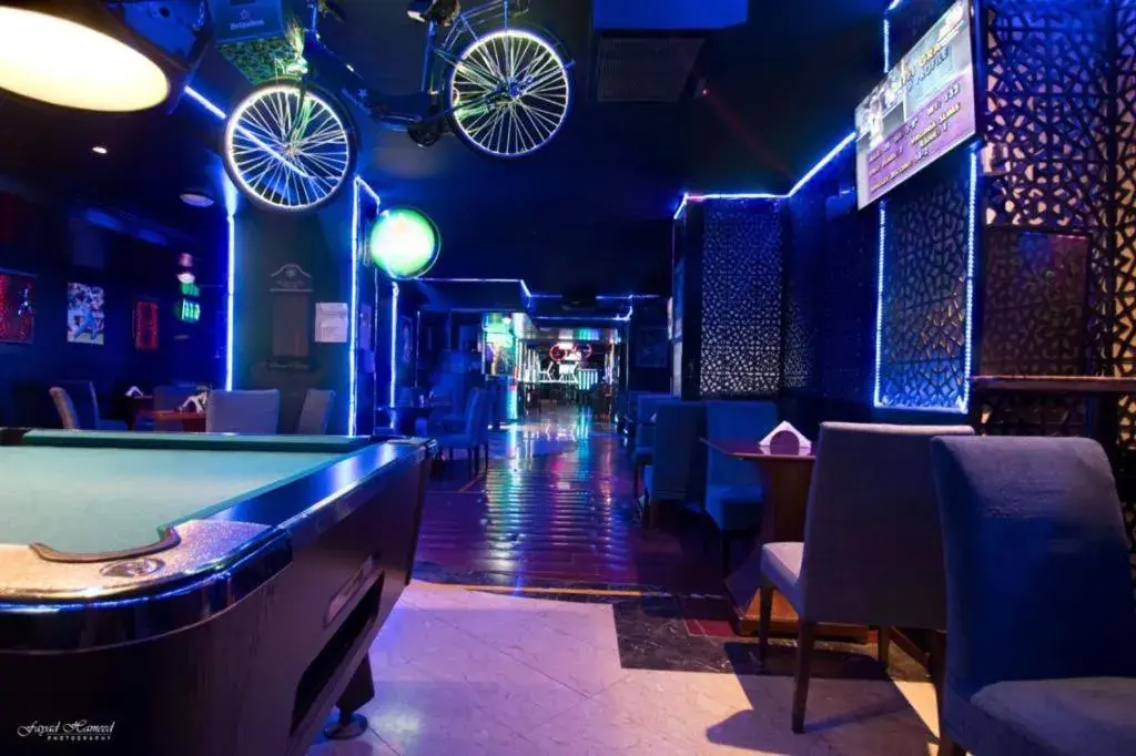 Nightclub / DJ, Restaurant/Places to Eat in Manhattan Avenue Hotel
