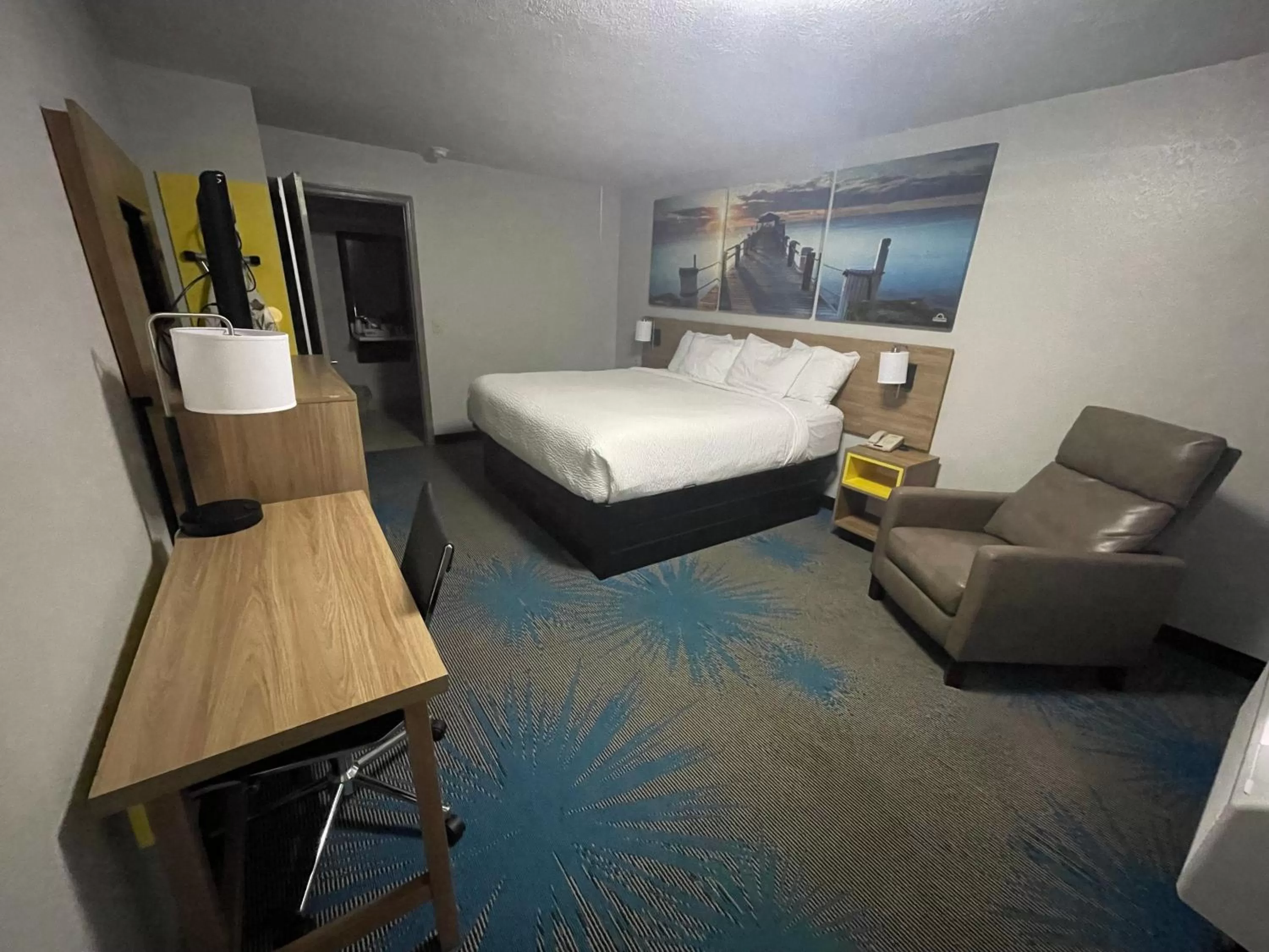 Bed in Days Inn by Wyndham Savannah