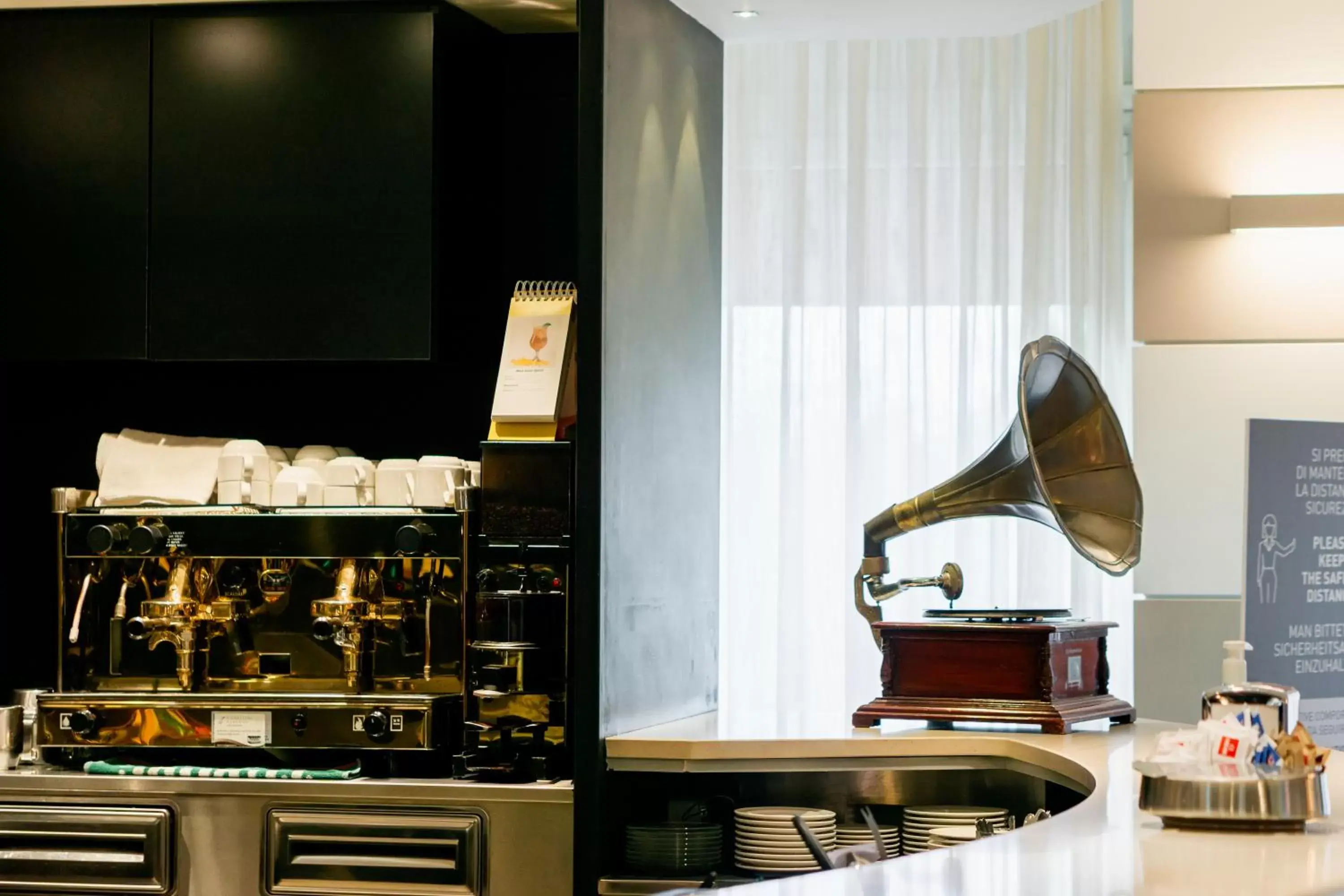 Lounge or bar, Kitchen/Kitchenette in Hotel Globo