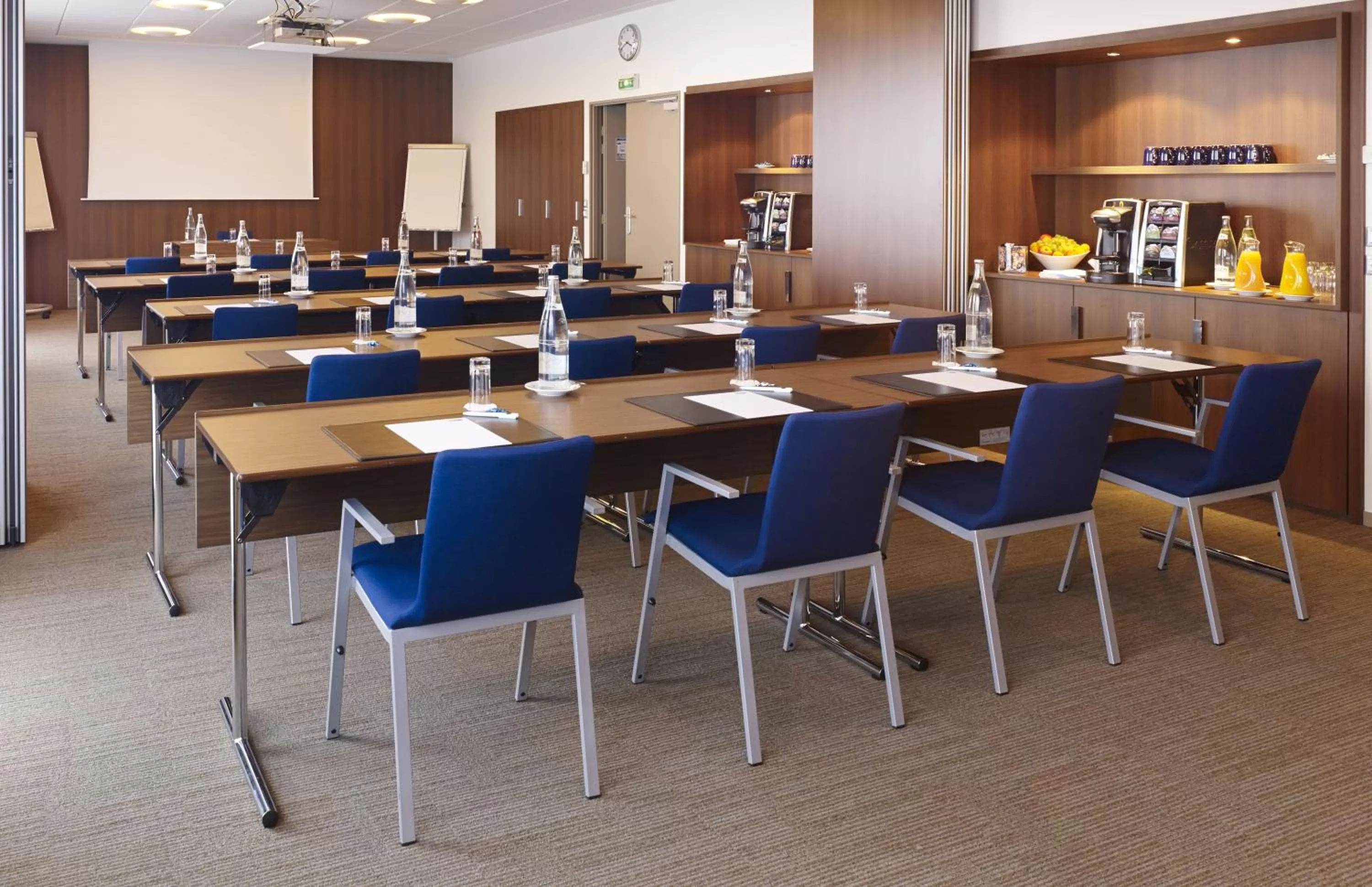 Meeting/conference room in Holiday Inn Express Toulouse Airport by IHG