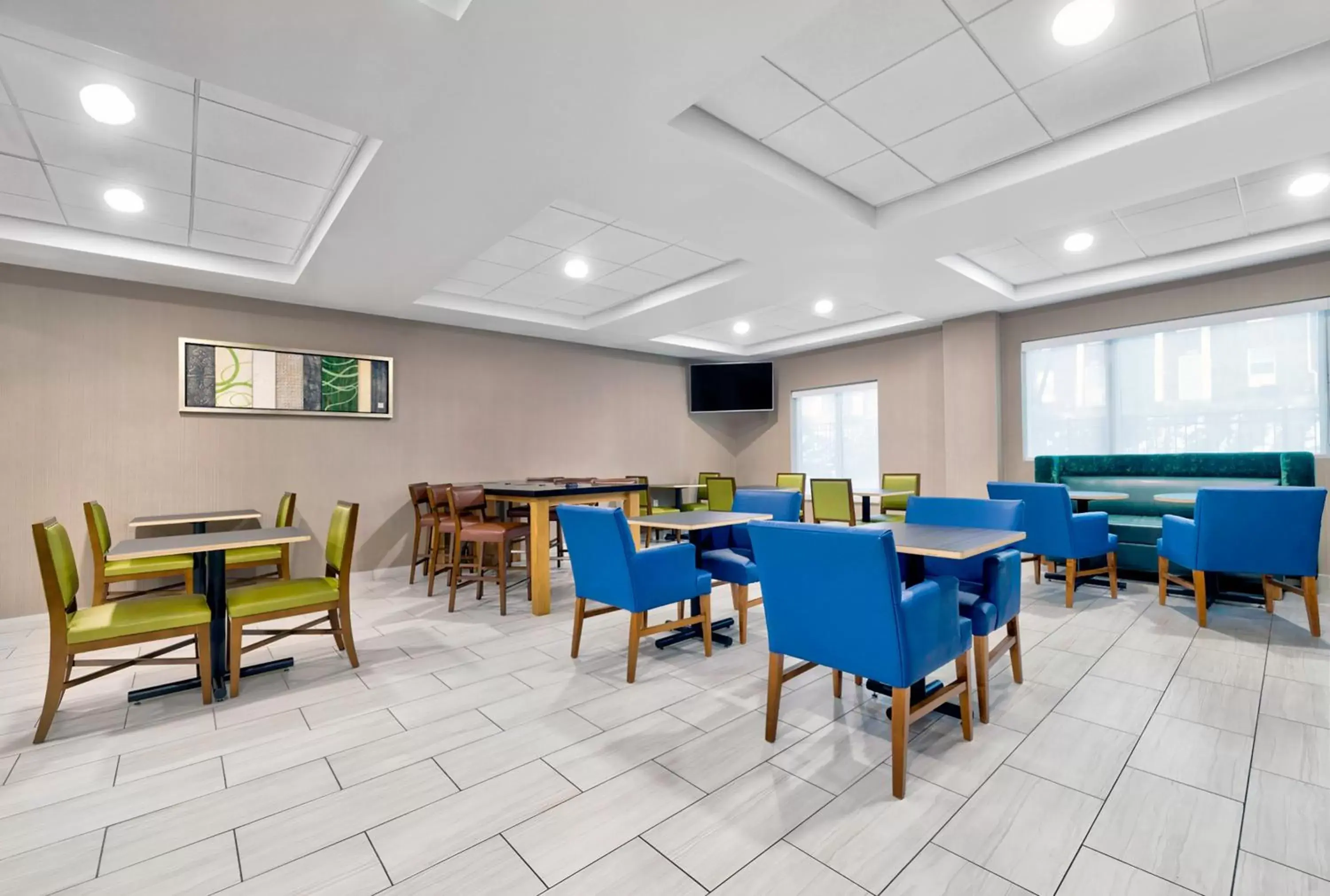 Breakfast, Restaurant/Places to Eat in Holiday Inn Express Hotel & Suites Kansas City - Grandview, an IHG Hotel