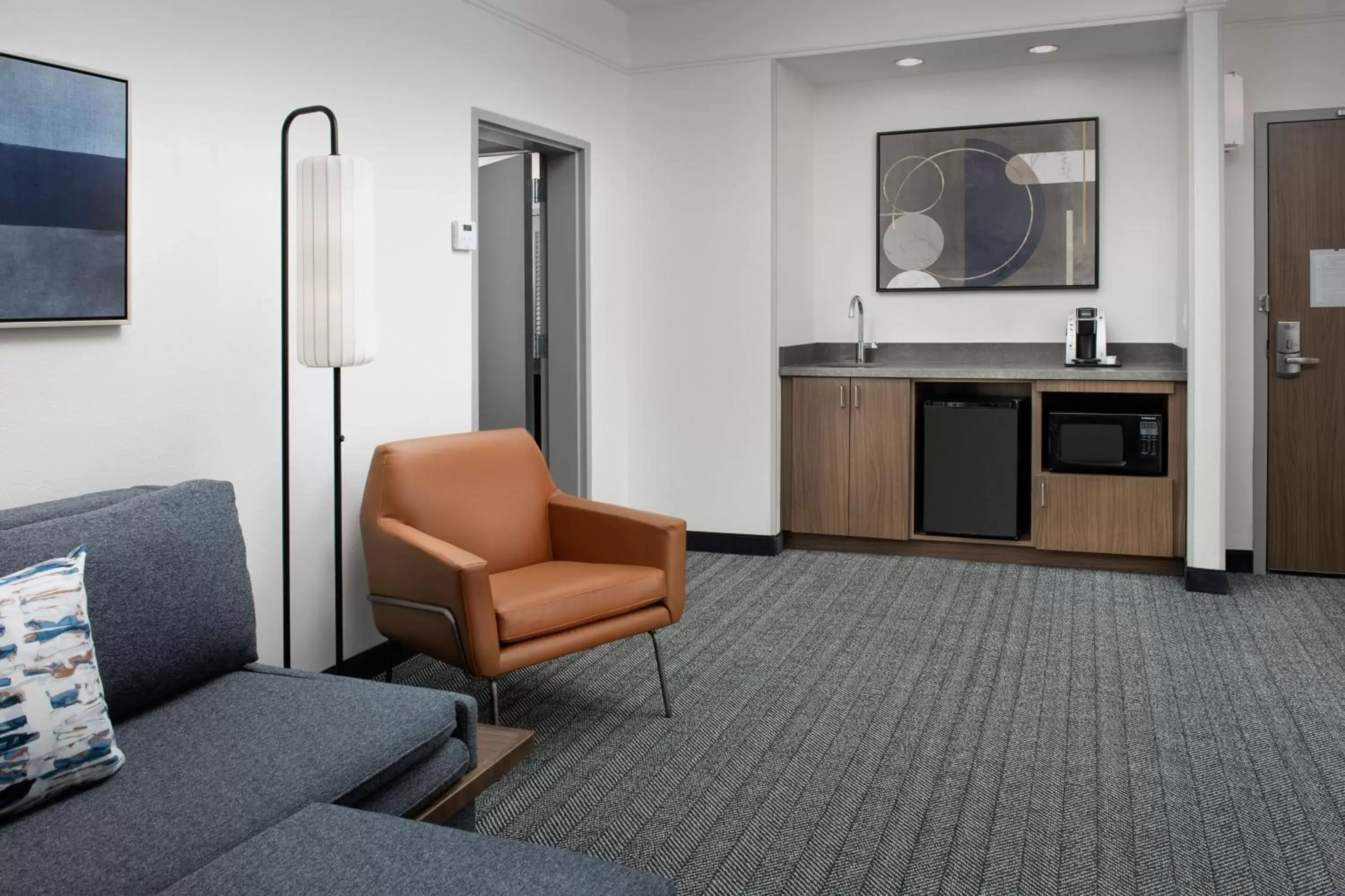 Bedroom, Seating Area in Courtyard by Marriott Savannah Downtown - Historic District