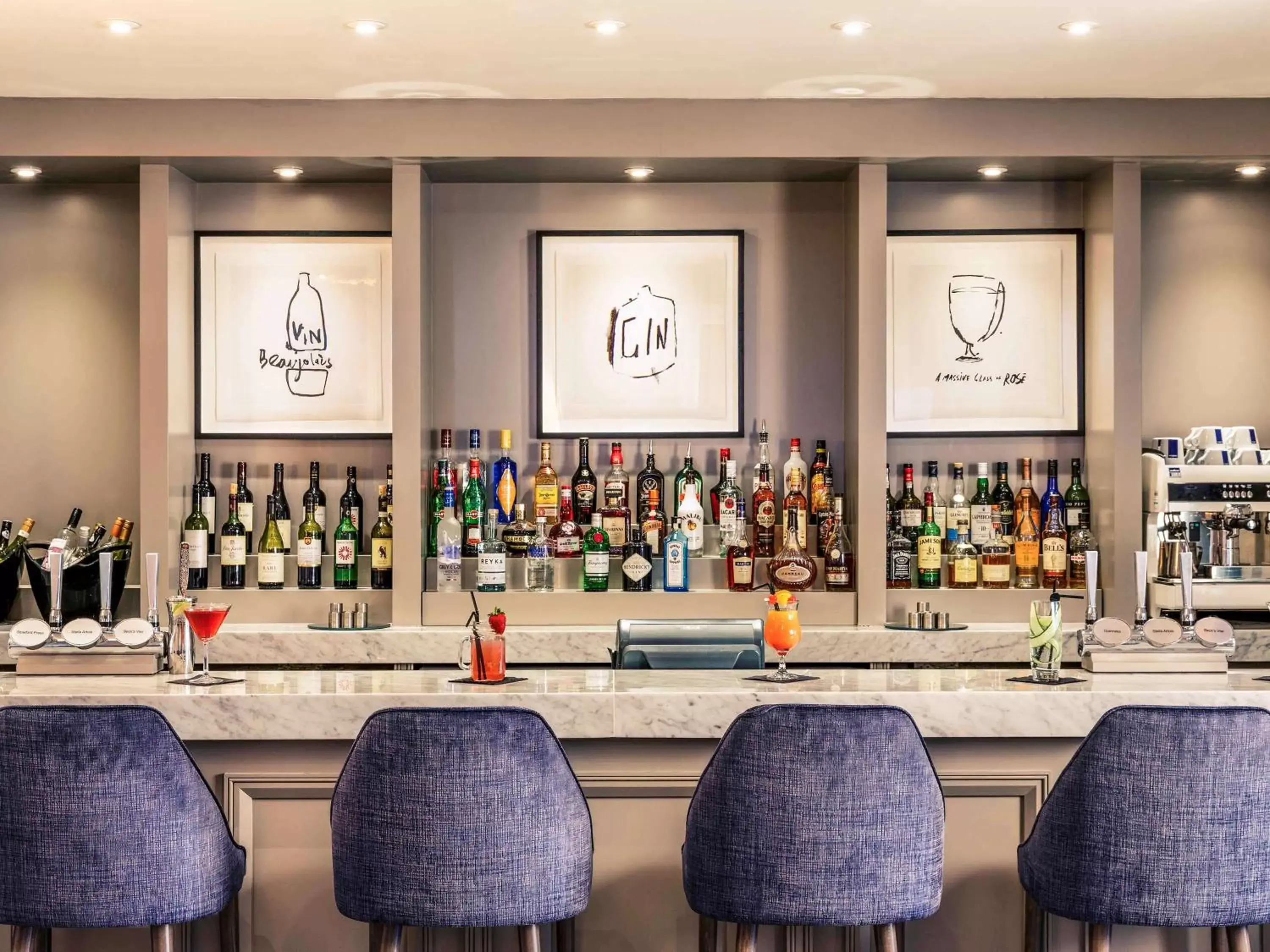 Lounge or bar in Mercure Gloucester Bowden Hall Hotel