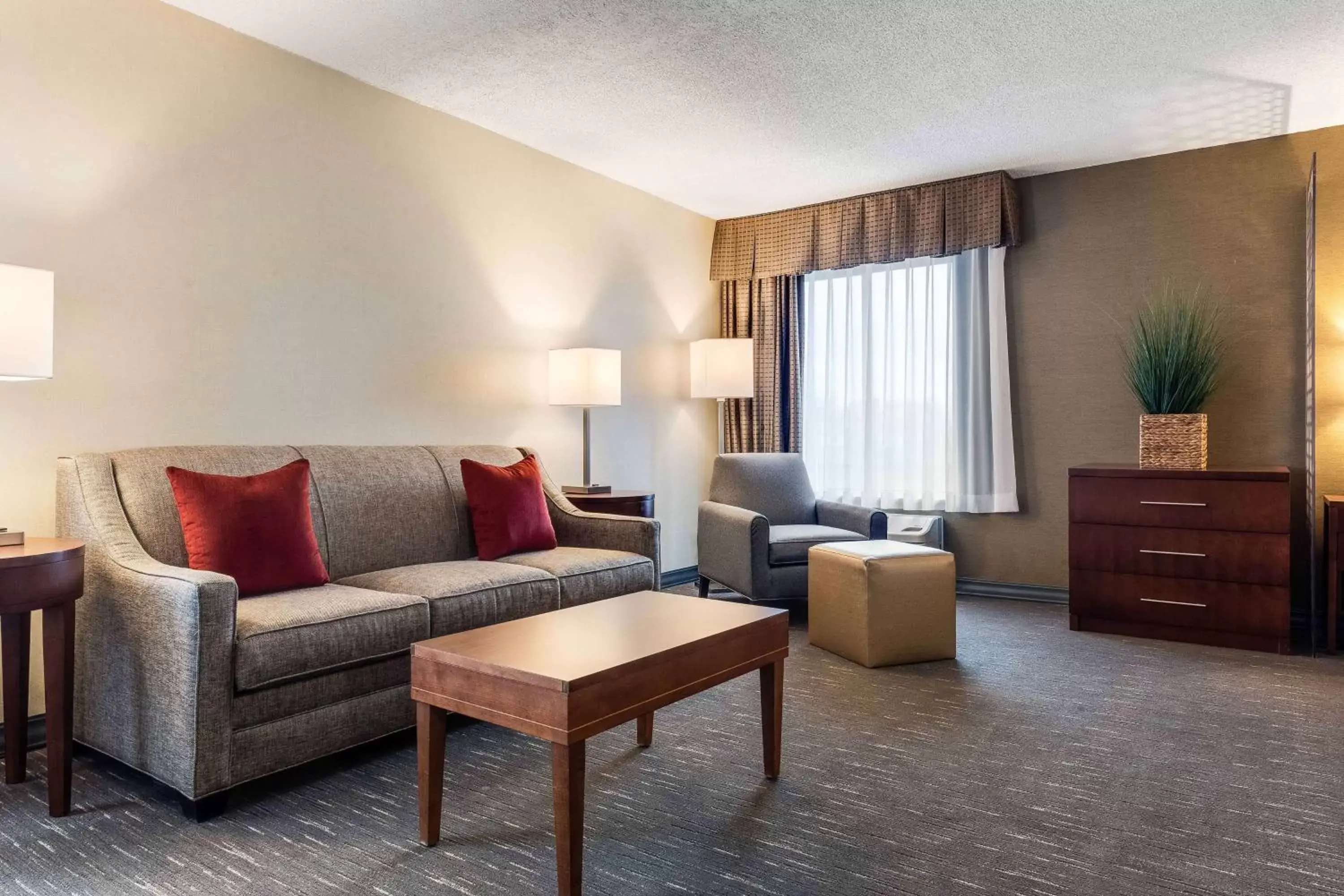 Living room, Seating Area in Best Western Chicago - Downers Grove