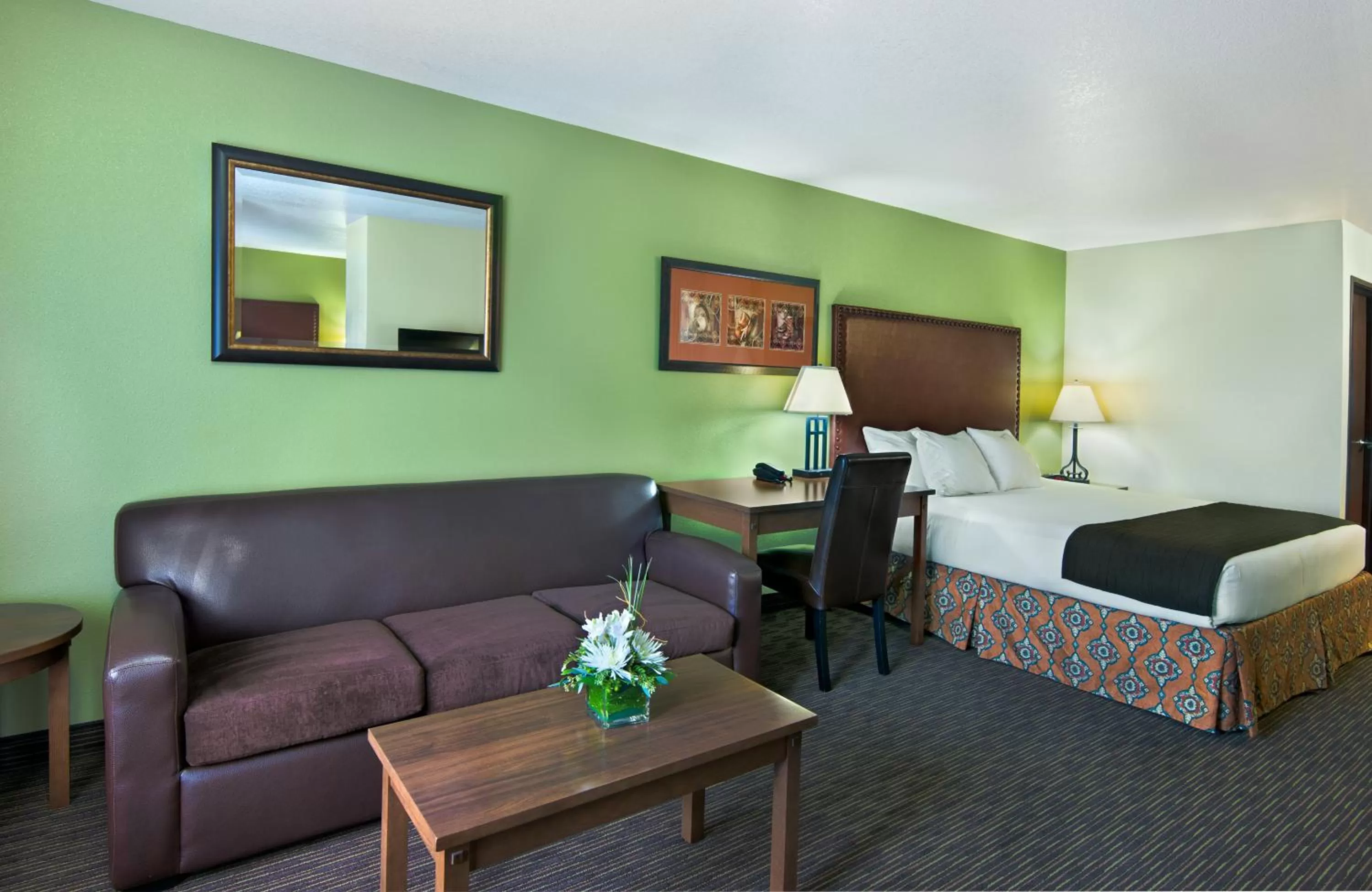 Photo of the whole room, Bed in Oxford Suites Hermiston