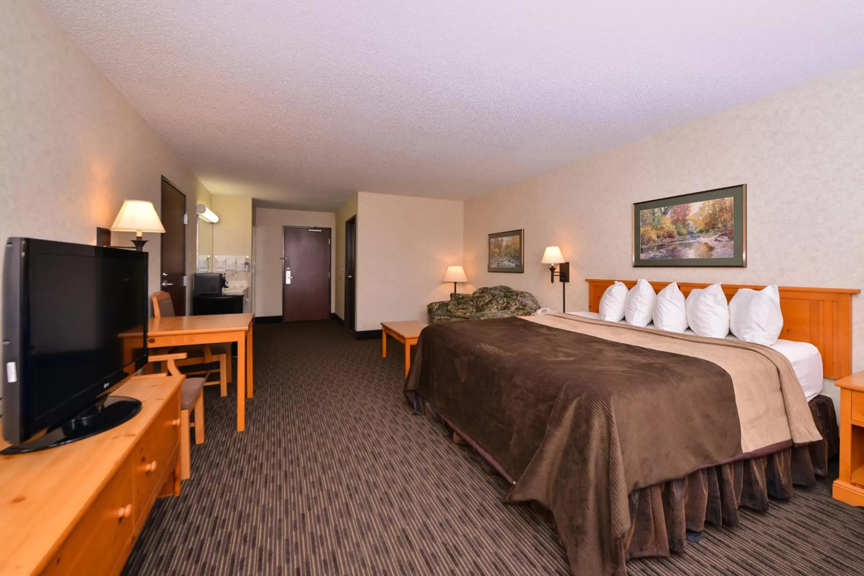 Photo of the whole room, Bed in Kelly Inn and Suites Mitchell