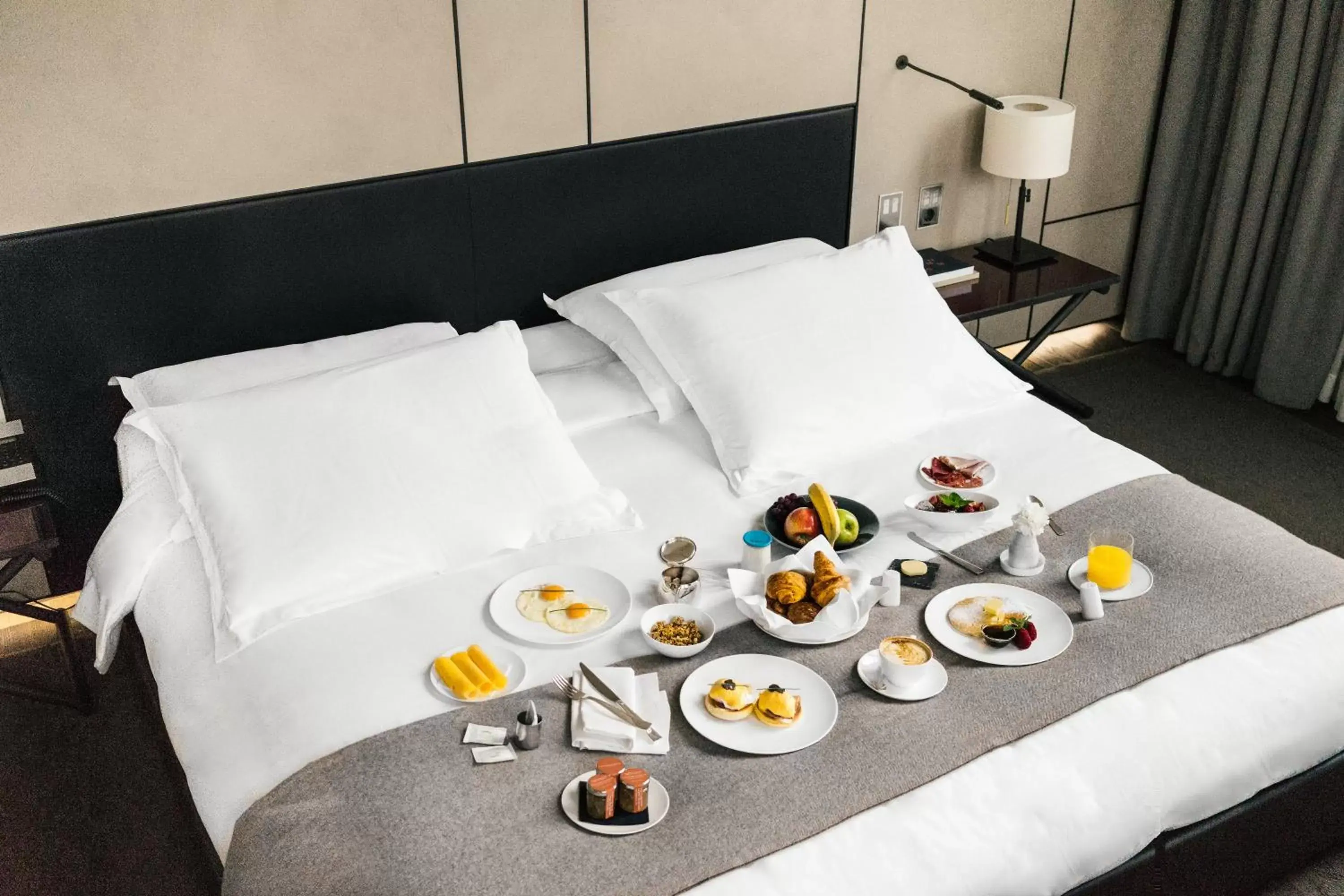 Food and drinks, Bed in Conservatorium Hotel