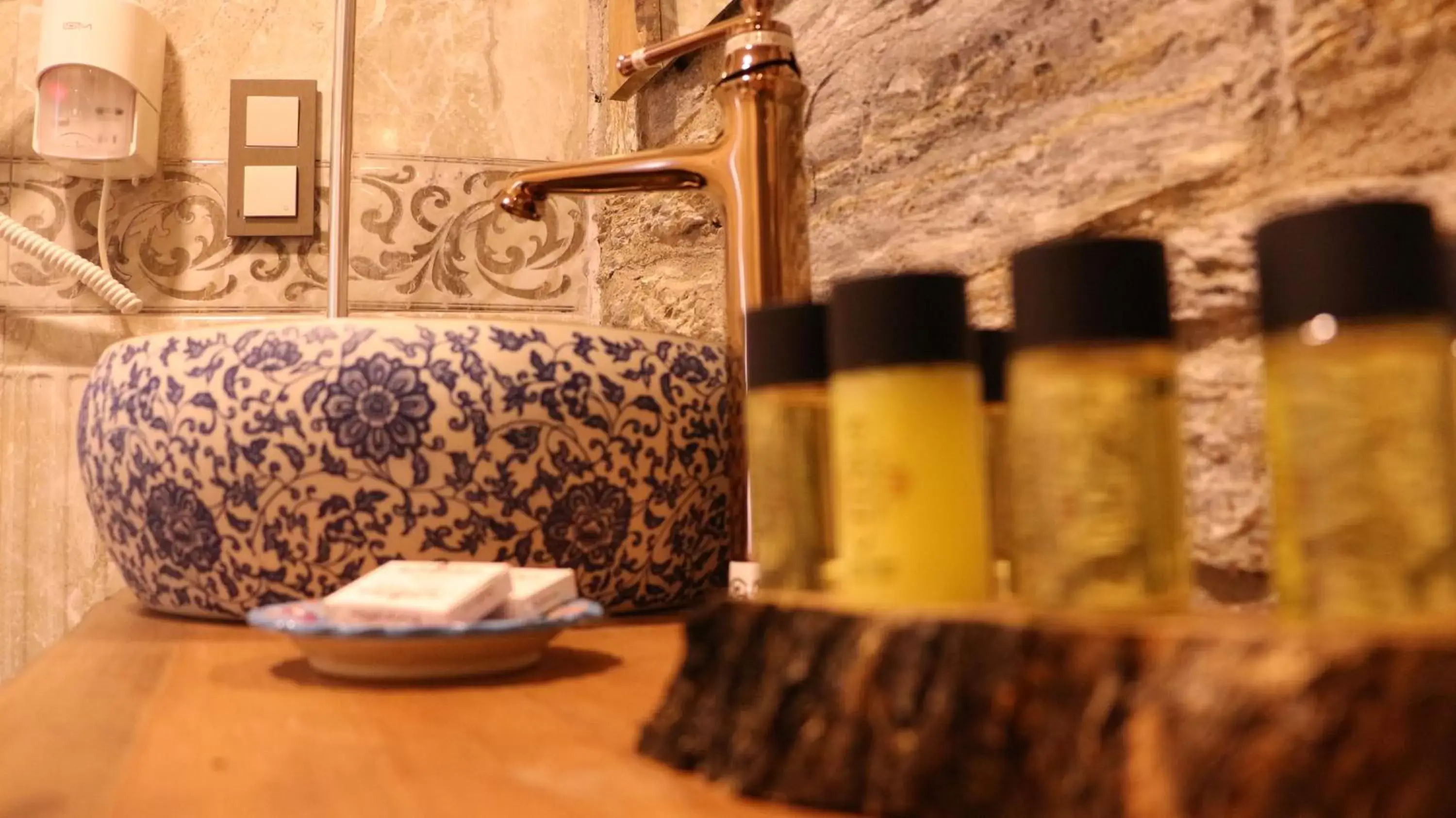 Bathroom, Seating Area in Celsus Boutique Hotel