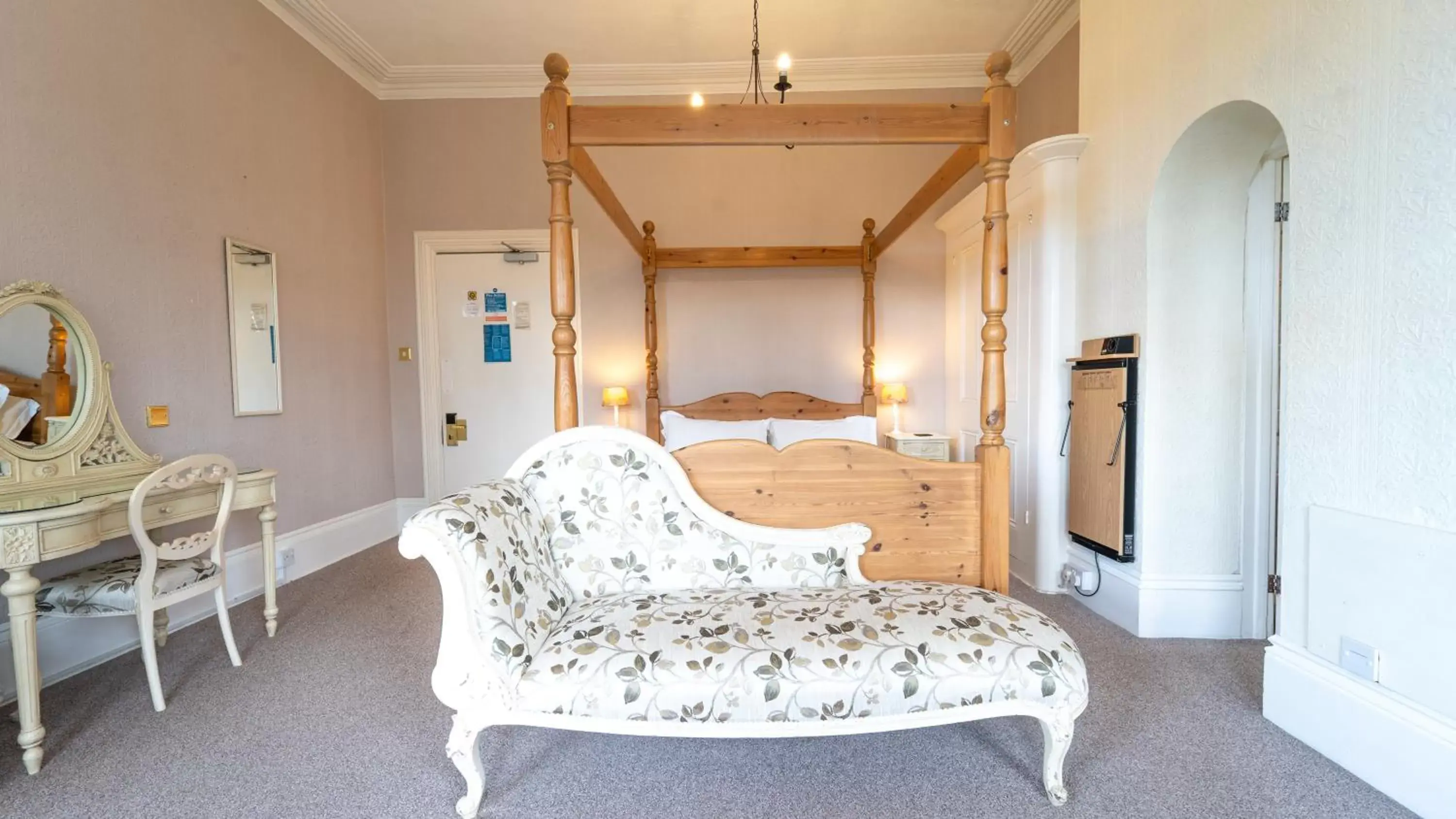Bed in Bourne Hall Country Hotel