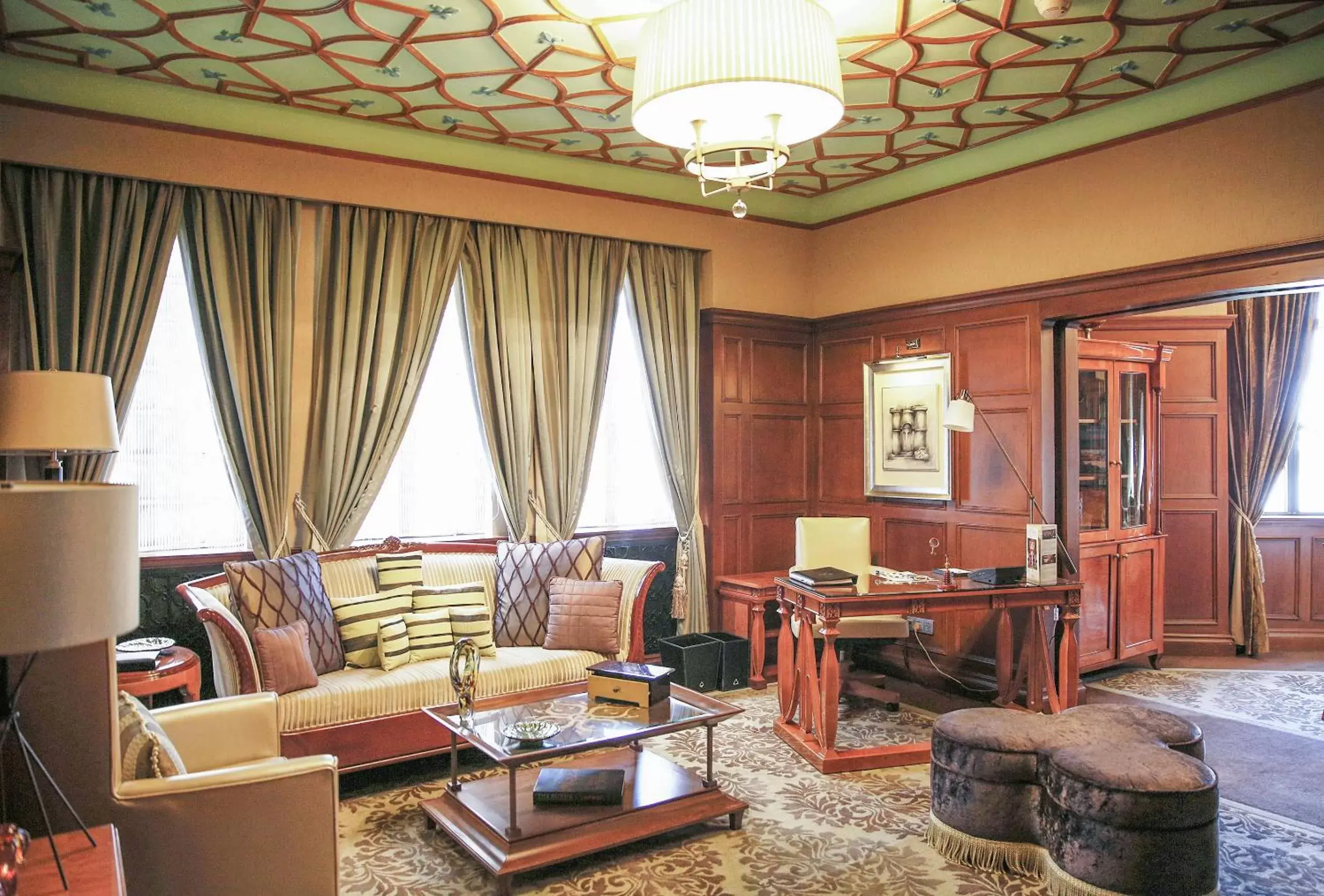 Living room, Seating Area in Fairmont Peace Hotel On the Bund (Start your own story with the BUND)