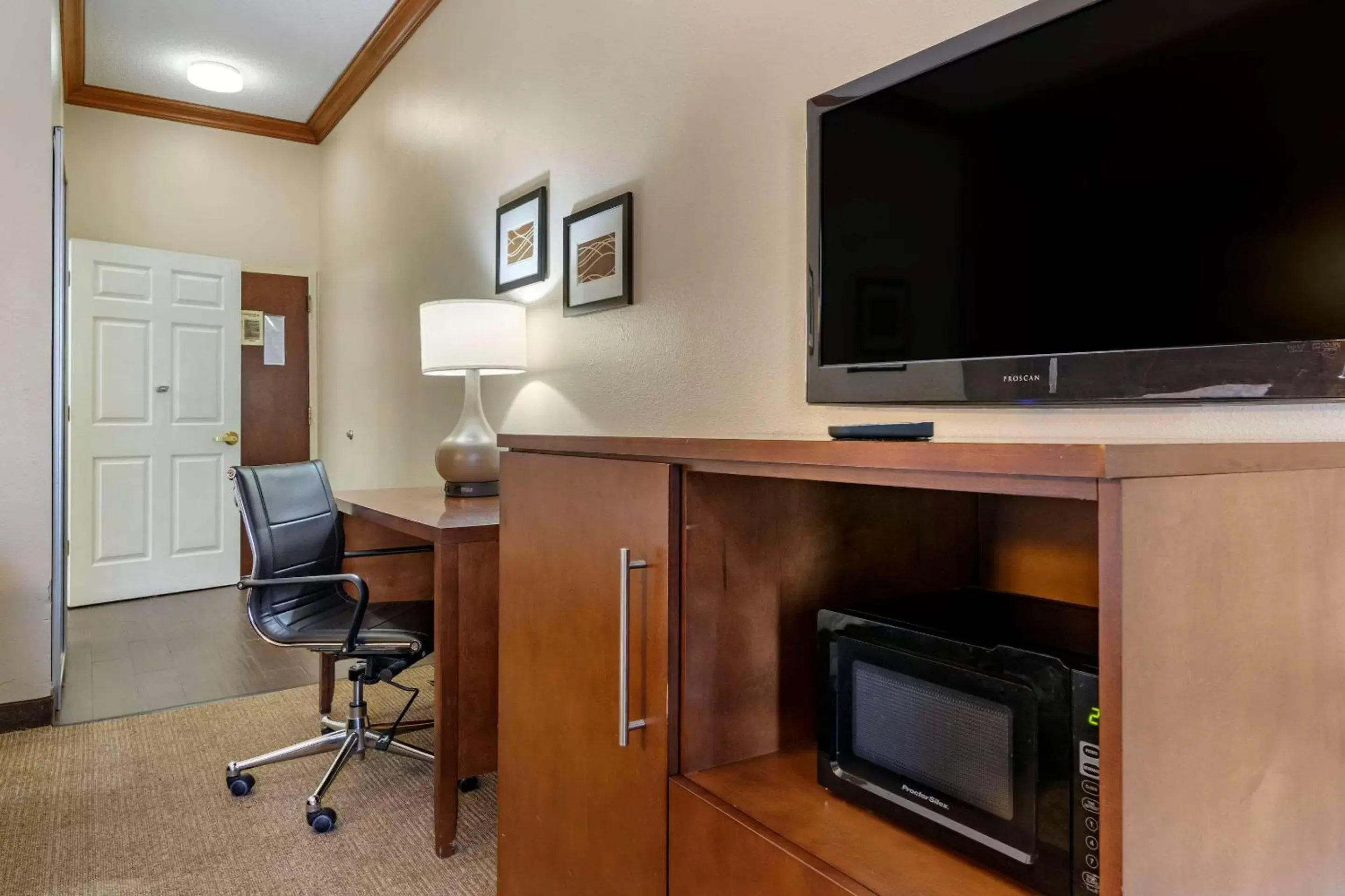 Photo of the whole room, TV/Entertainment Center in Comfort Inn & Suites Statesboro - University Area