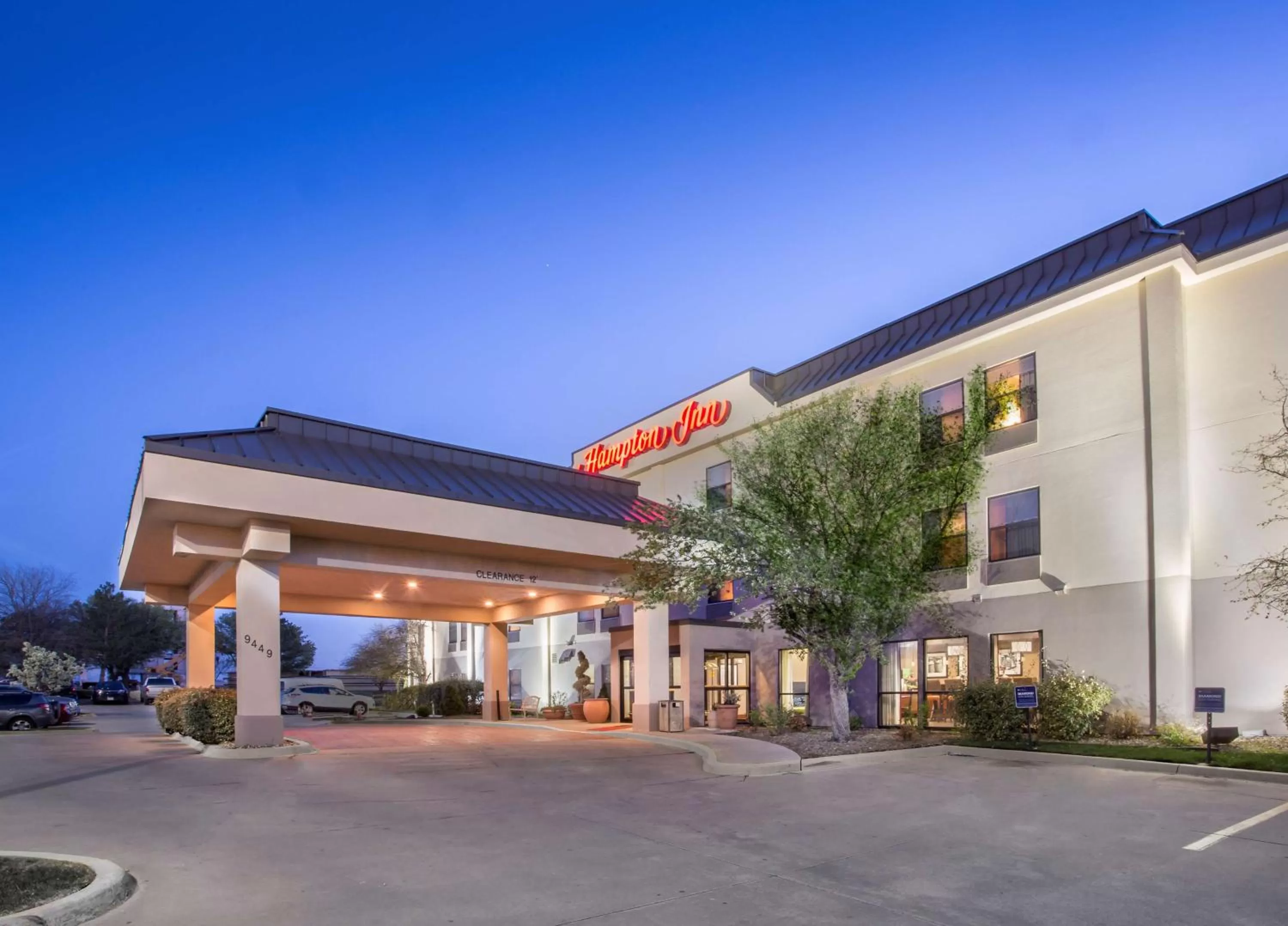 Property building in Hampton Inn Wichita-East