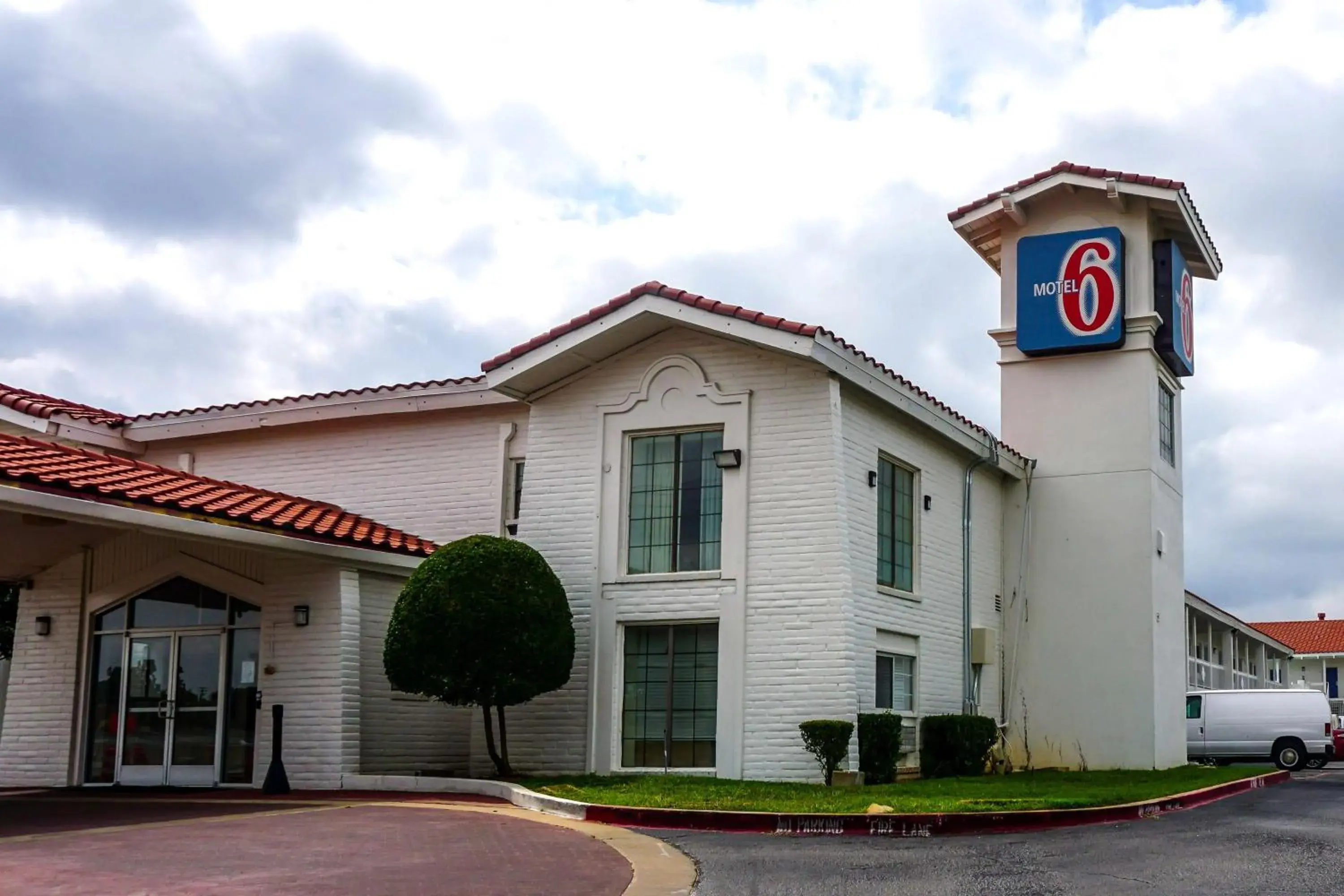 Property building in Motel 6-Euless, TX - DFW West