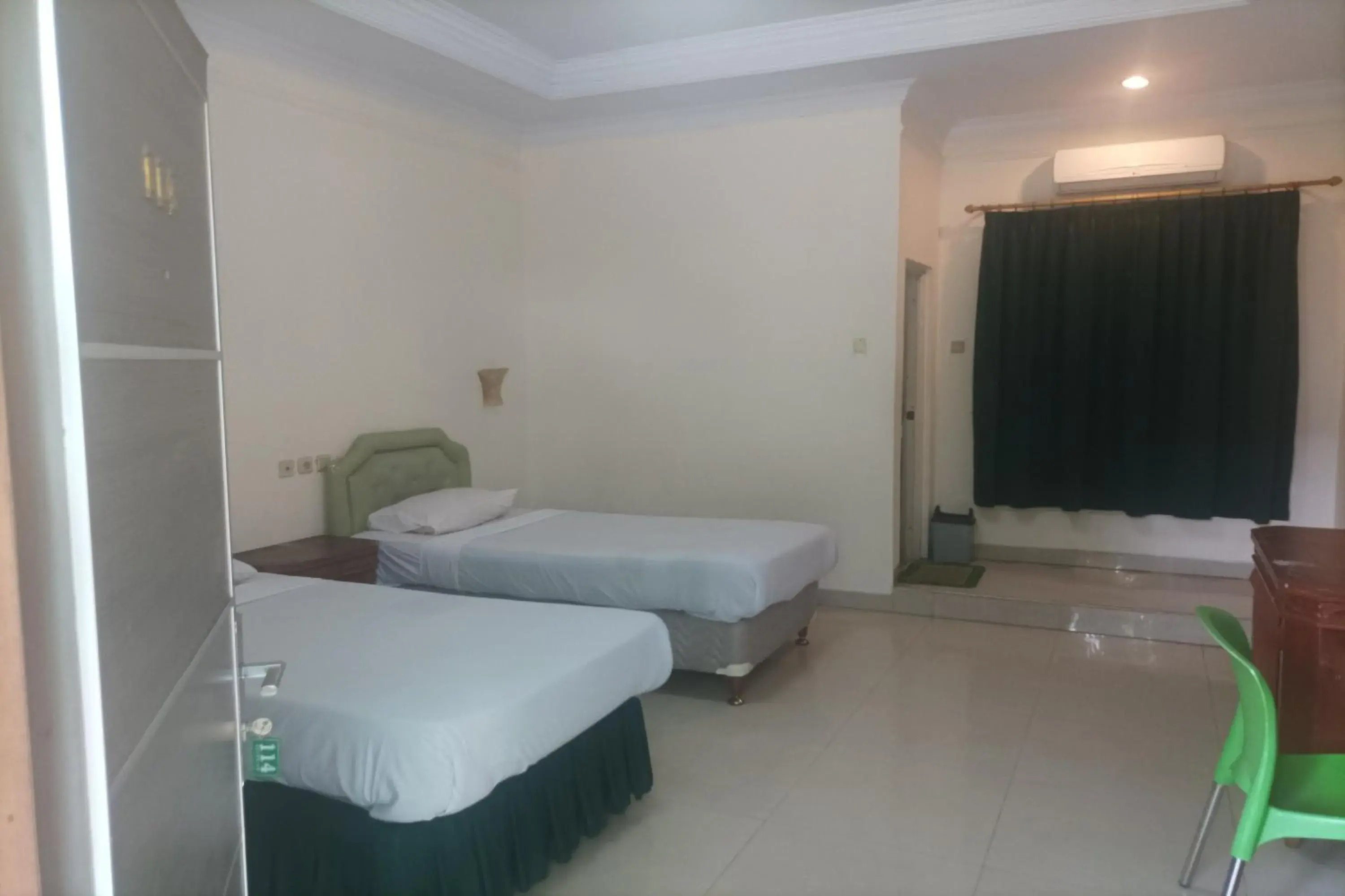 Bedroom, Bed in RedDoorz Plus near Alun Alun Kejaksan Cirebon