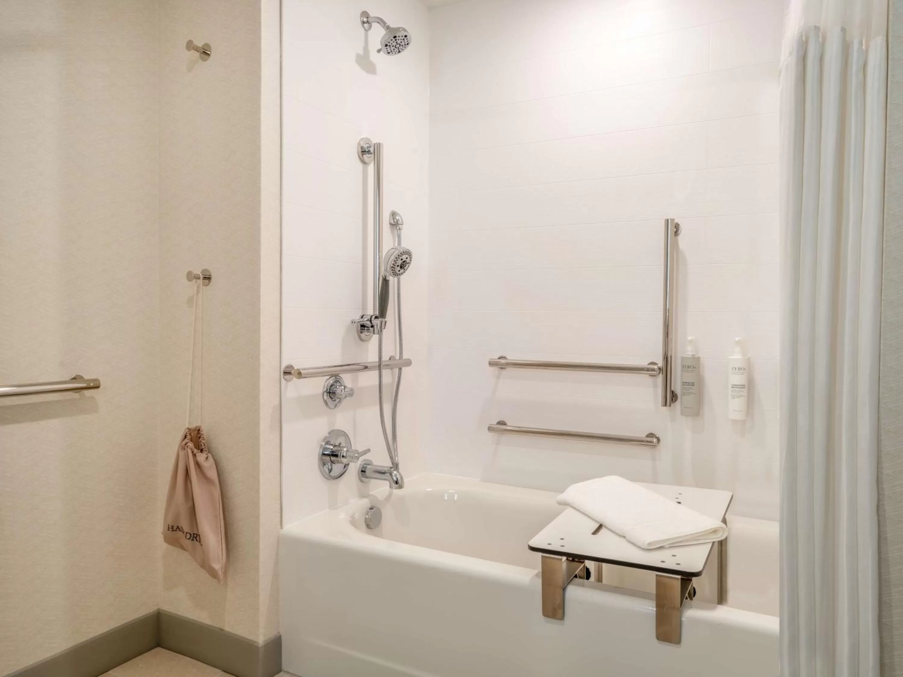 Bathroom in Hilton Garden Inn Jeffersonville, In