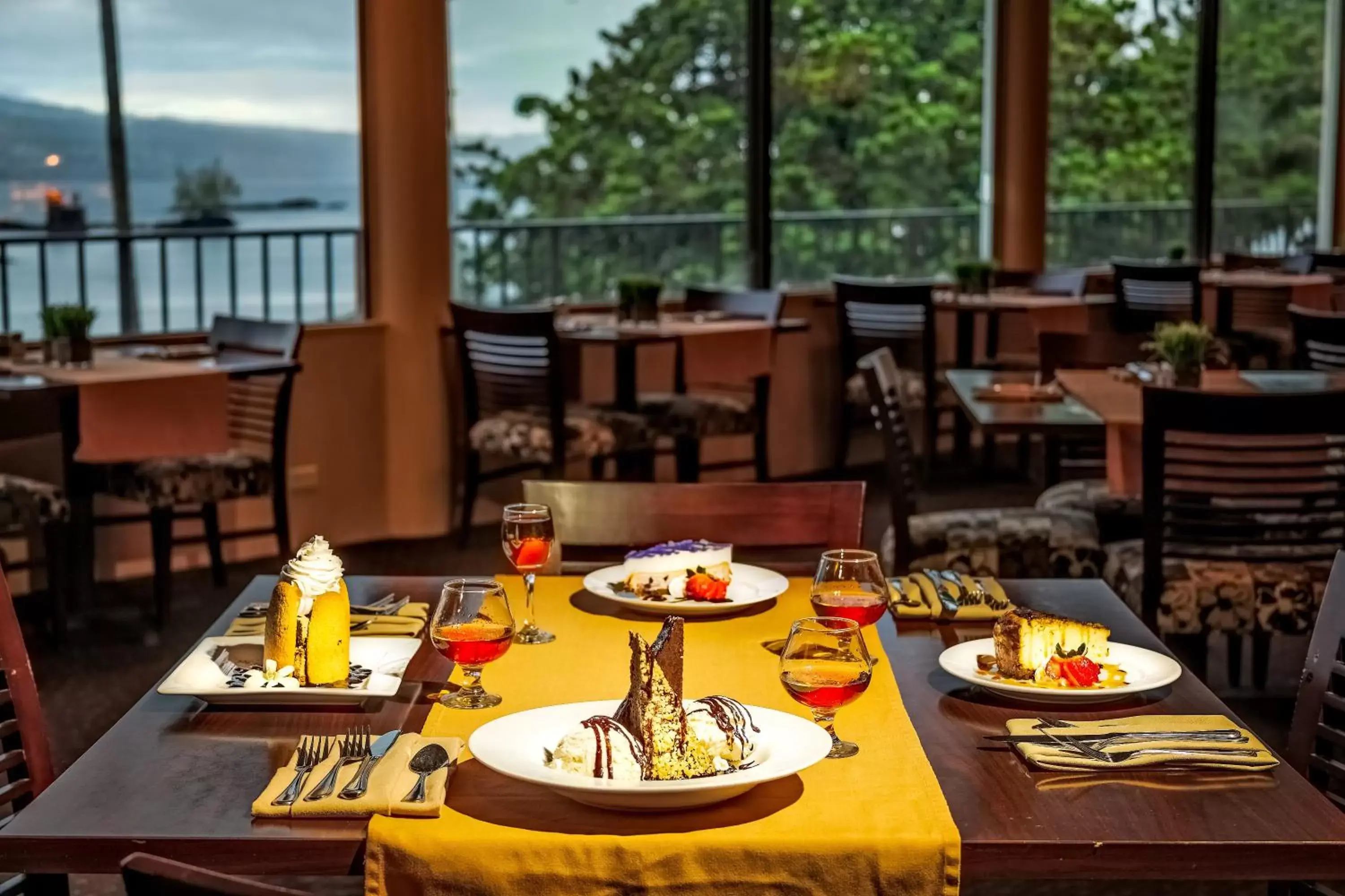 Restaurant/Places to Eat in Castle Hilo Hawaiian Hotel