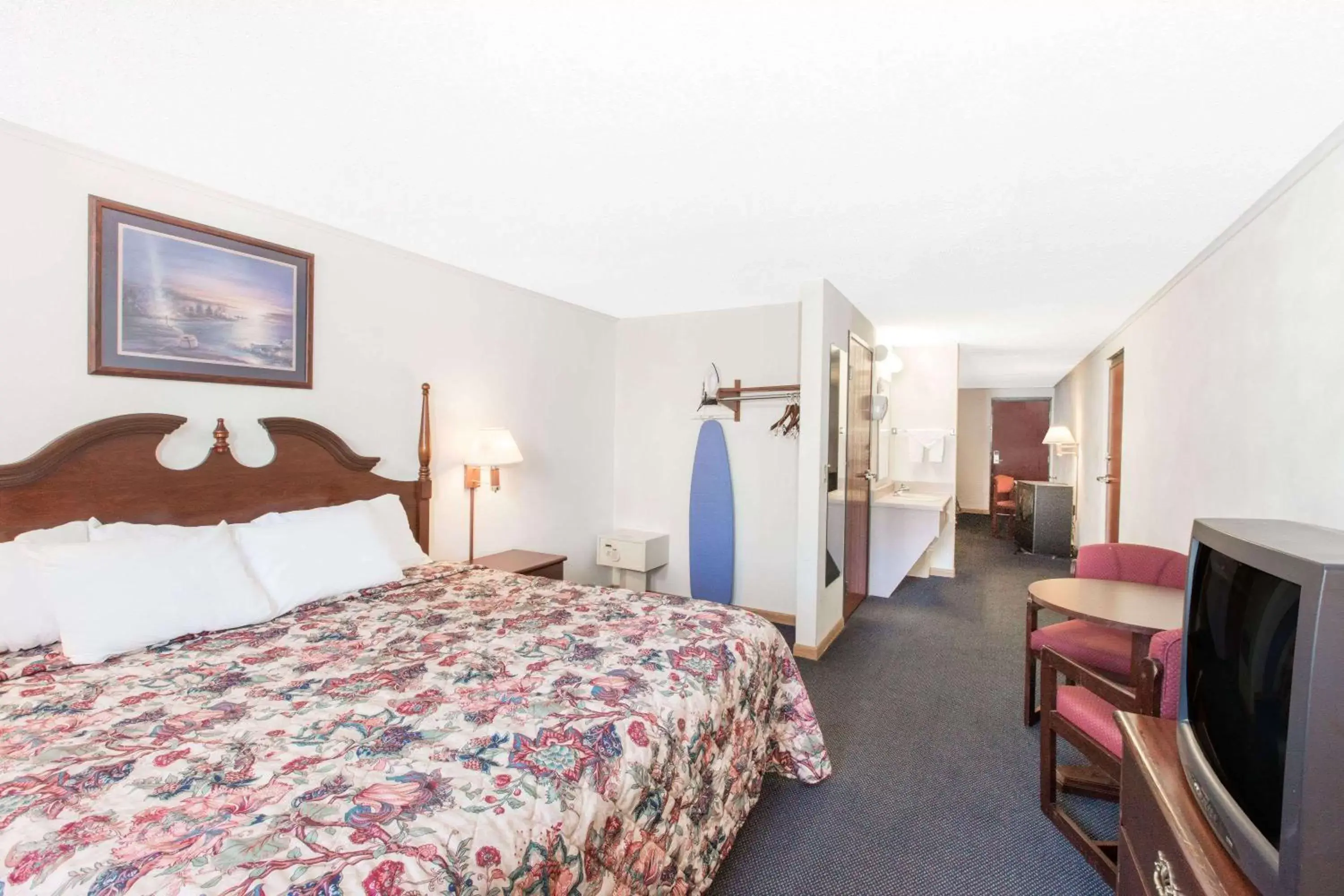 Photo of the whole room, Bed in Days Inn by Wyndham Effingham
