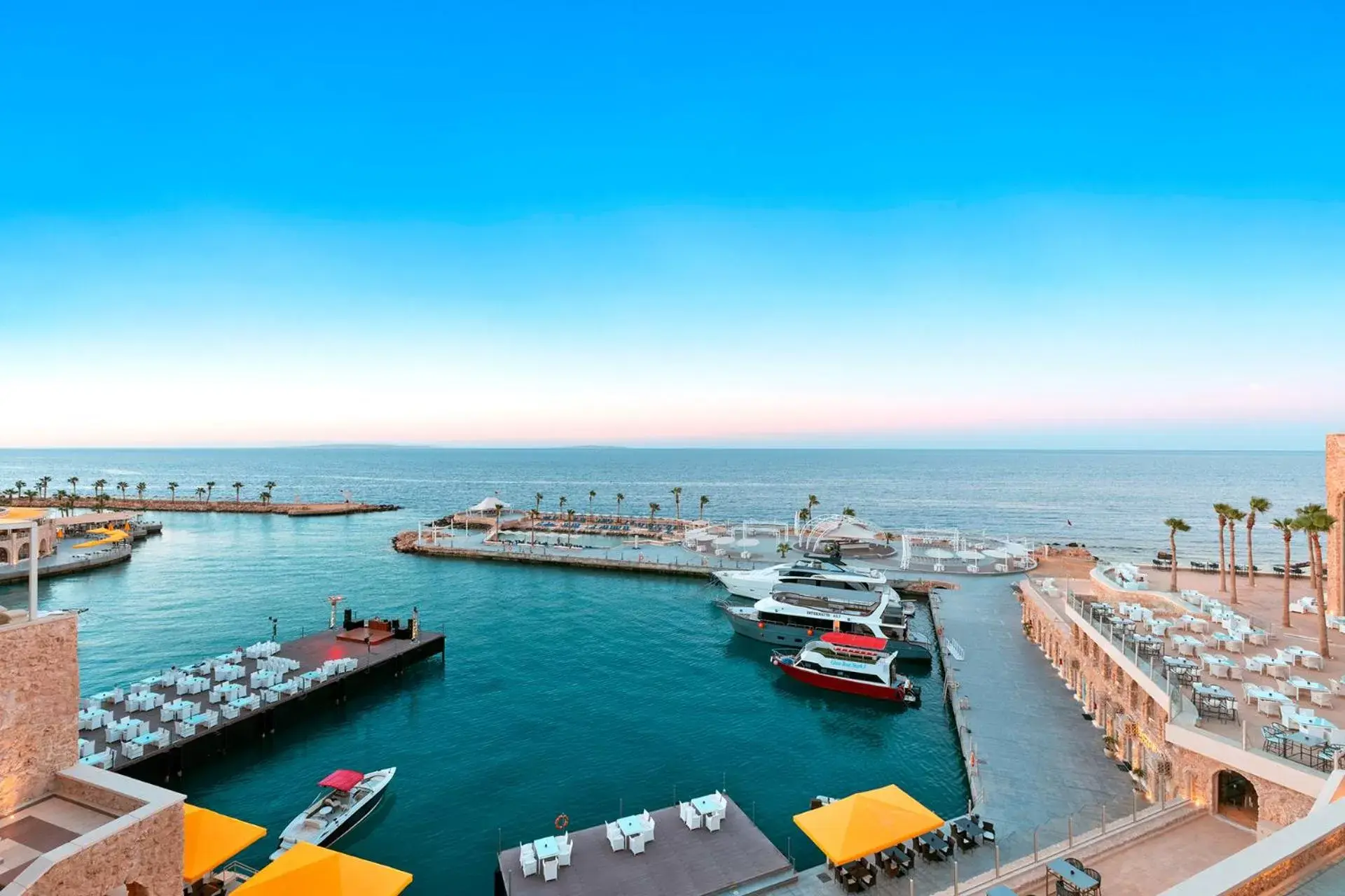 Beach in Pickalbatros Citadel Resort Sahl Hasheesh