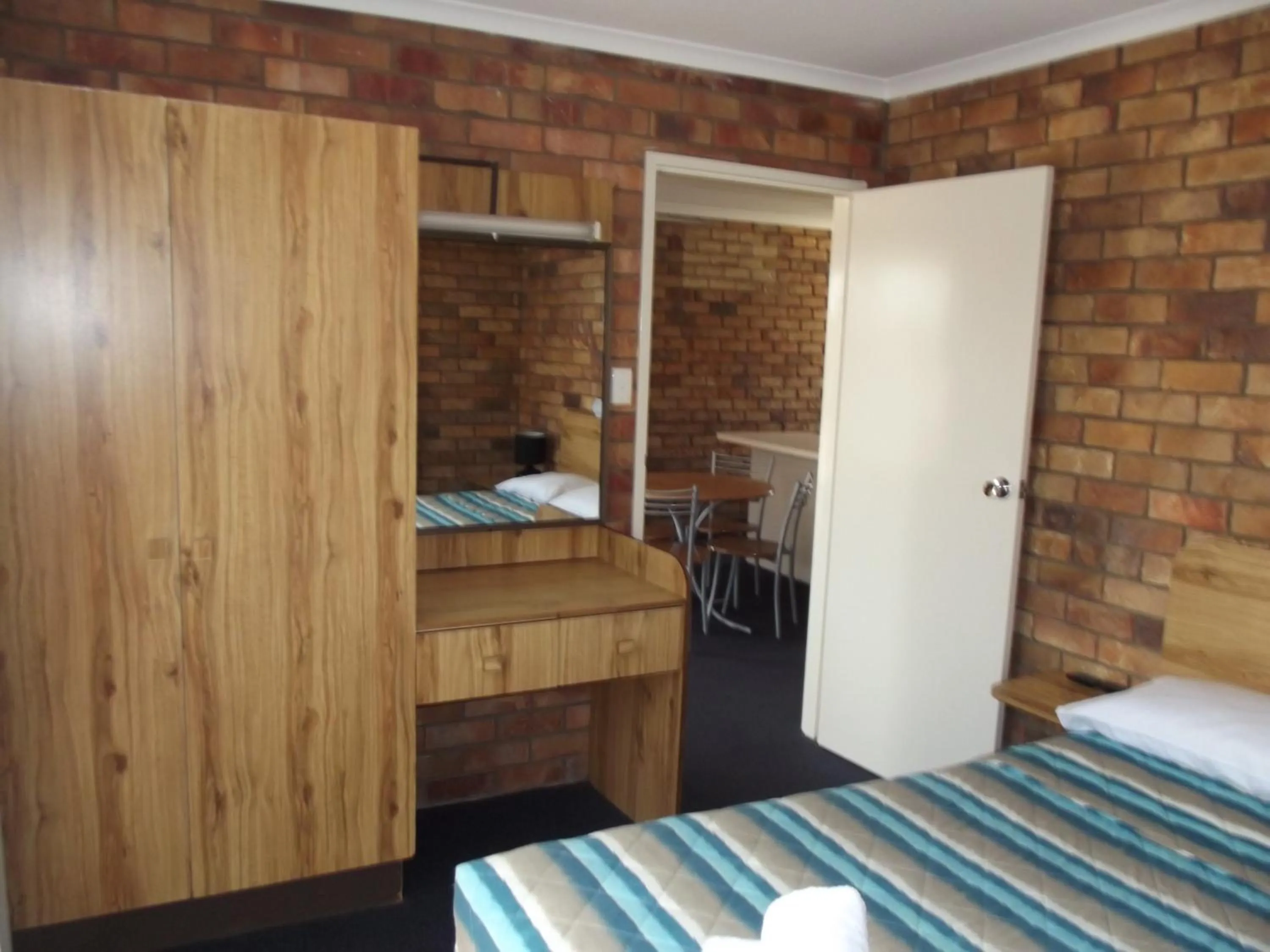 Bedroom, Bed in Bridge Street Motor Inn