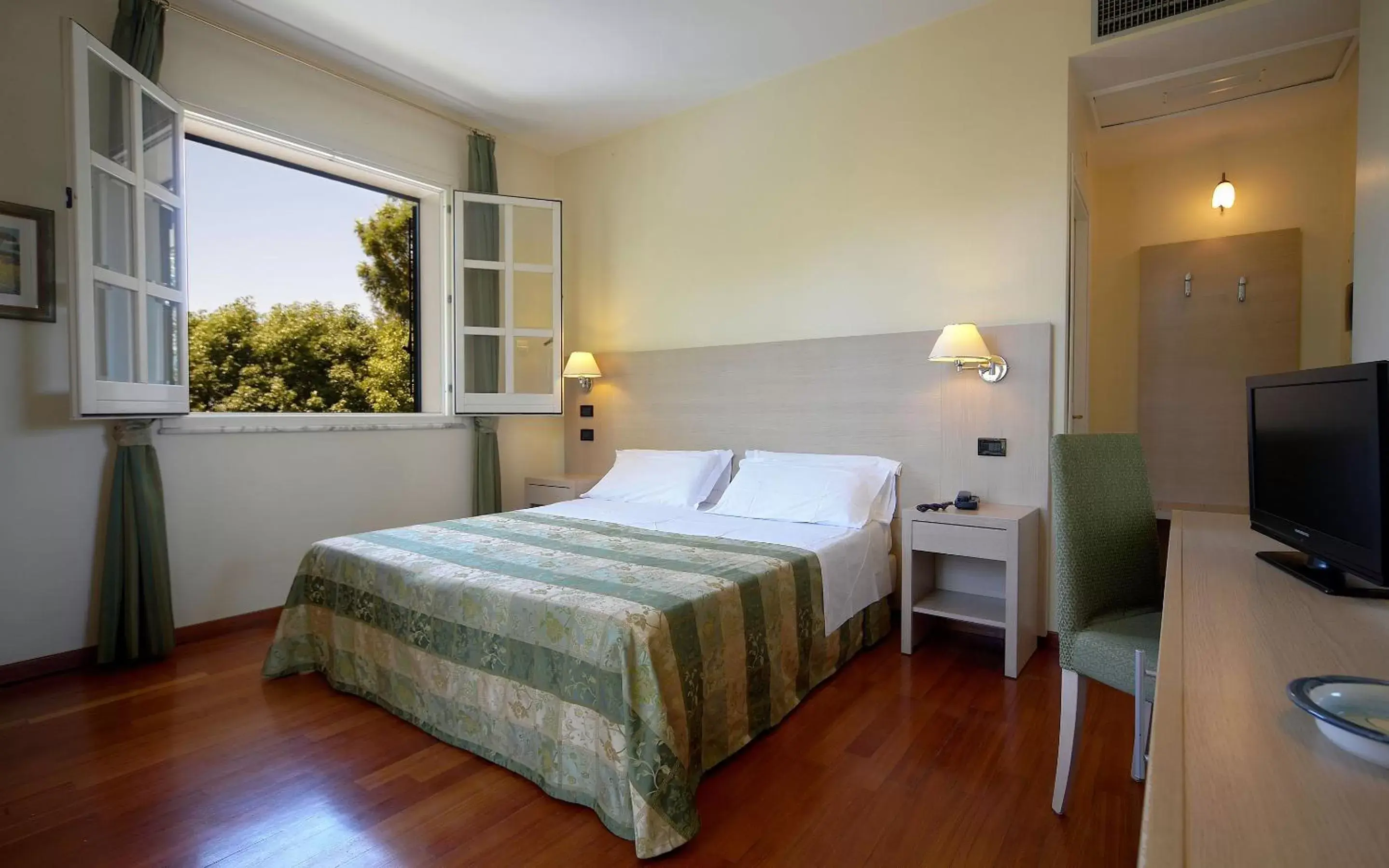 Bedroom, Bed in Hotel Borgo Verde