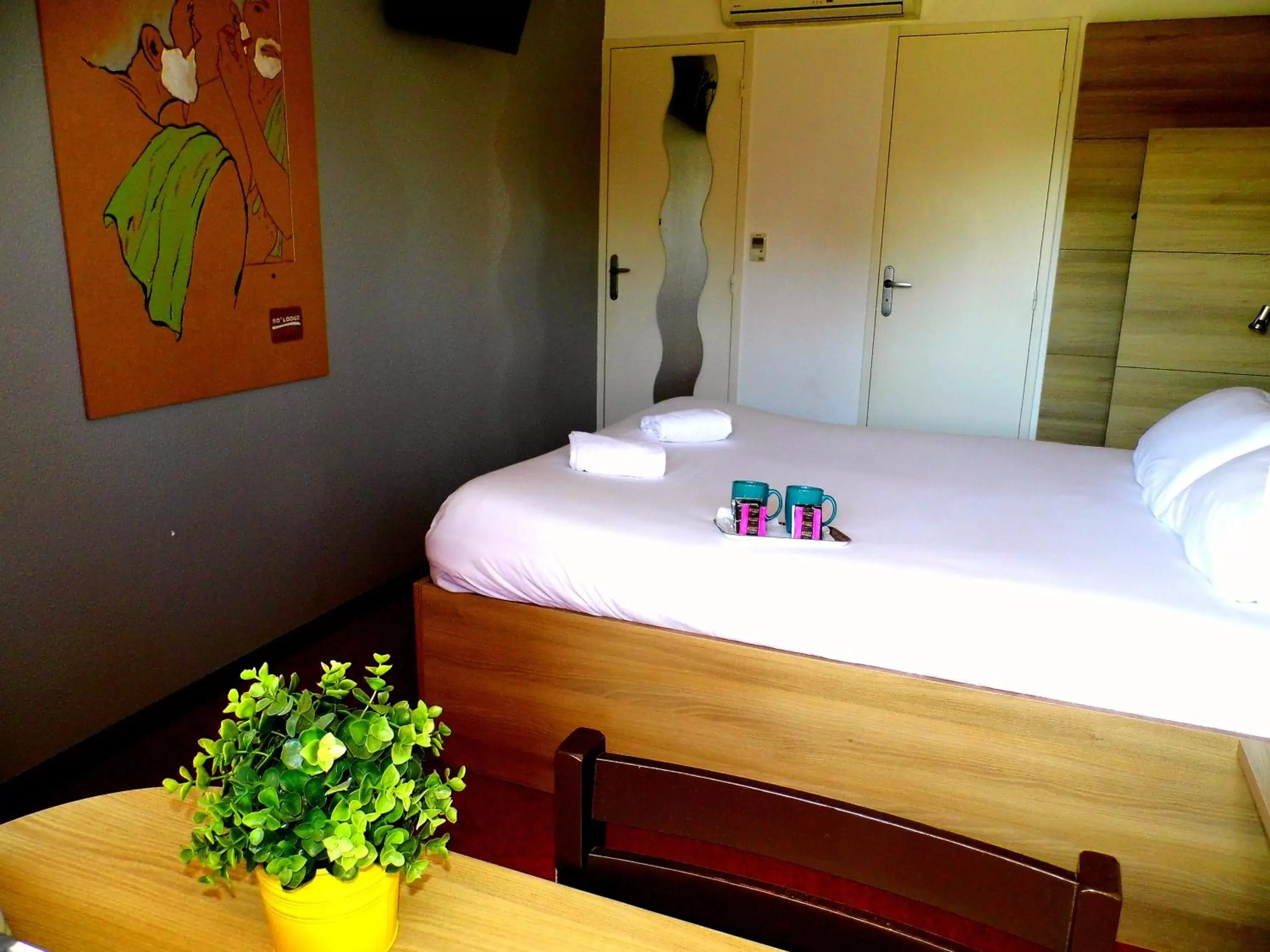 Bedroom, Bed in So'Lodge Niort A83